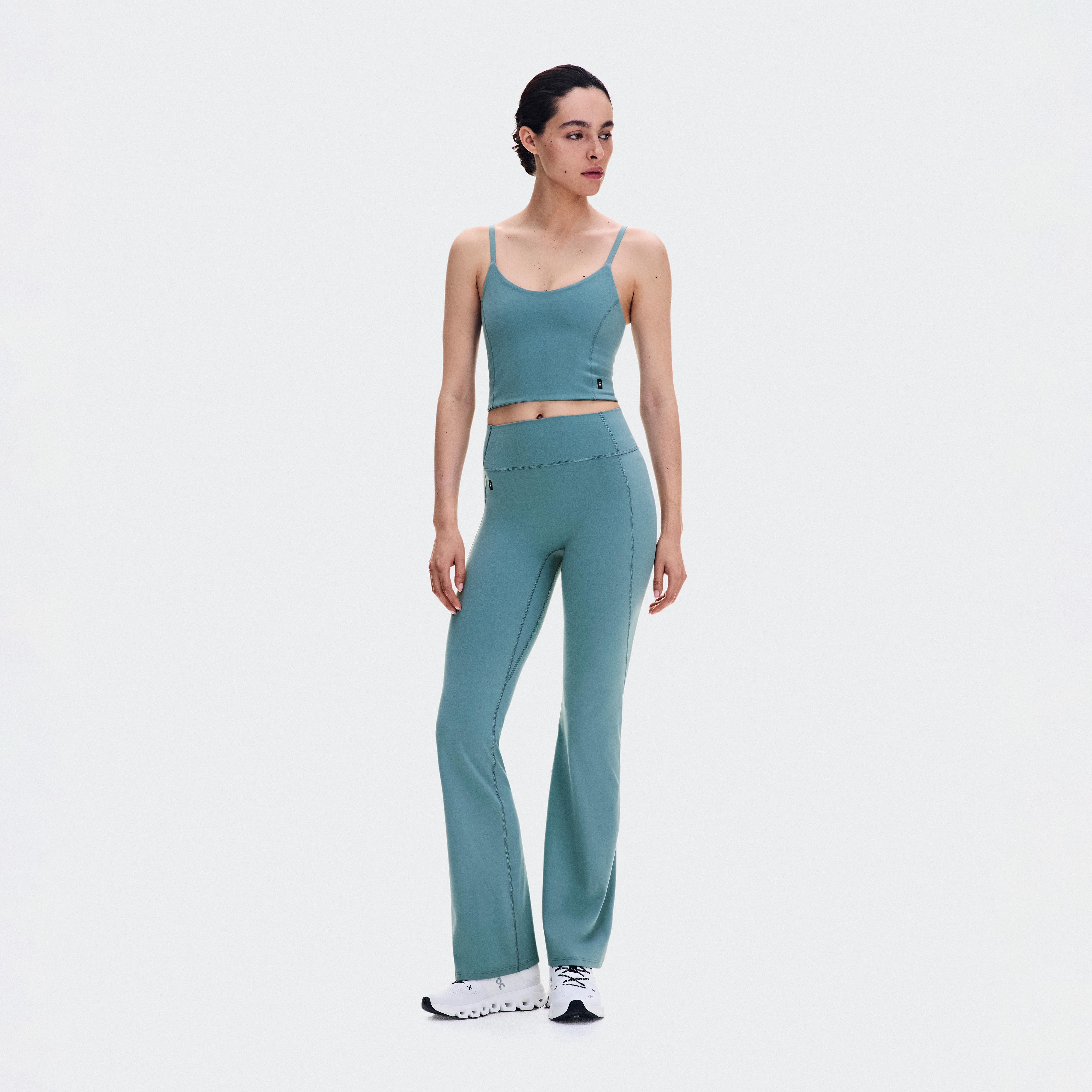 On Studio Flared Pants 32" Agave Mujer – Entrenamientos de bajo impacto, uso diario Pantalones