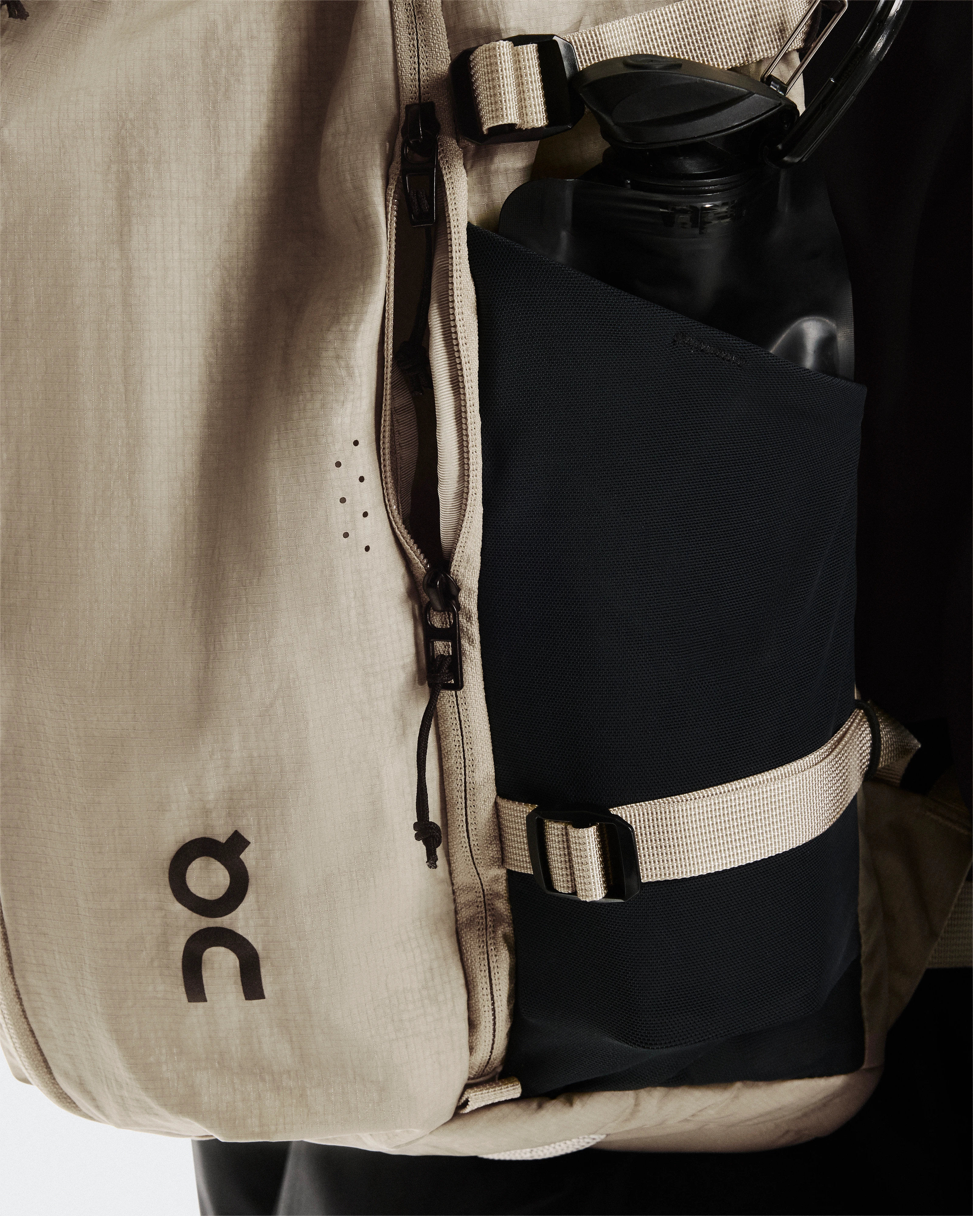 On Speed Pack 30L Sand & Black Unisex Bags