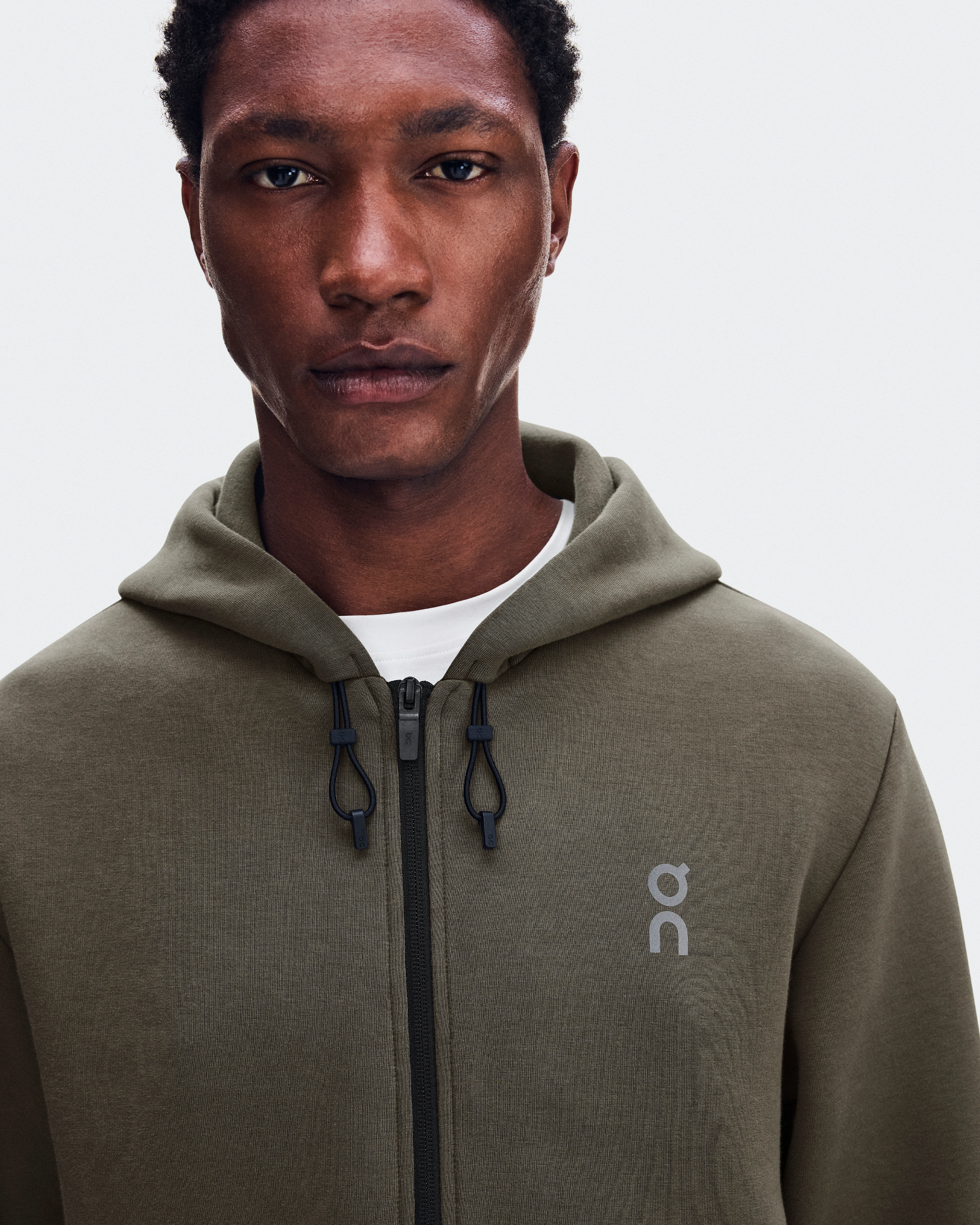 On Focus Tech Zip Hoodie Bark メンズ – オールデイ　トラベル　トレーニング フーディ＆スウェットシャツ