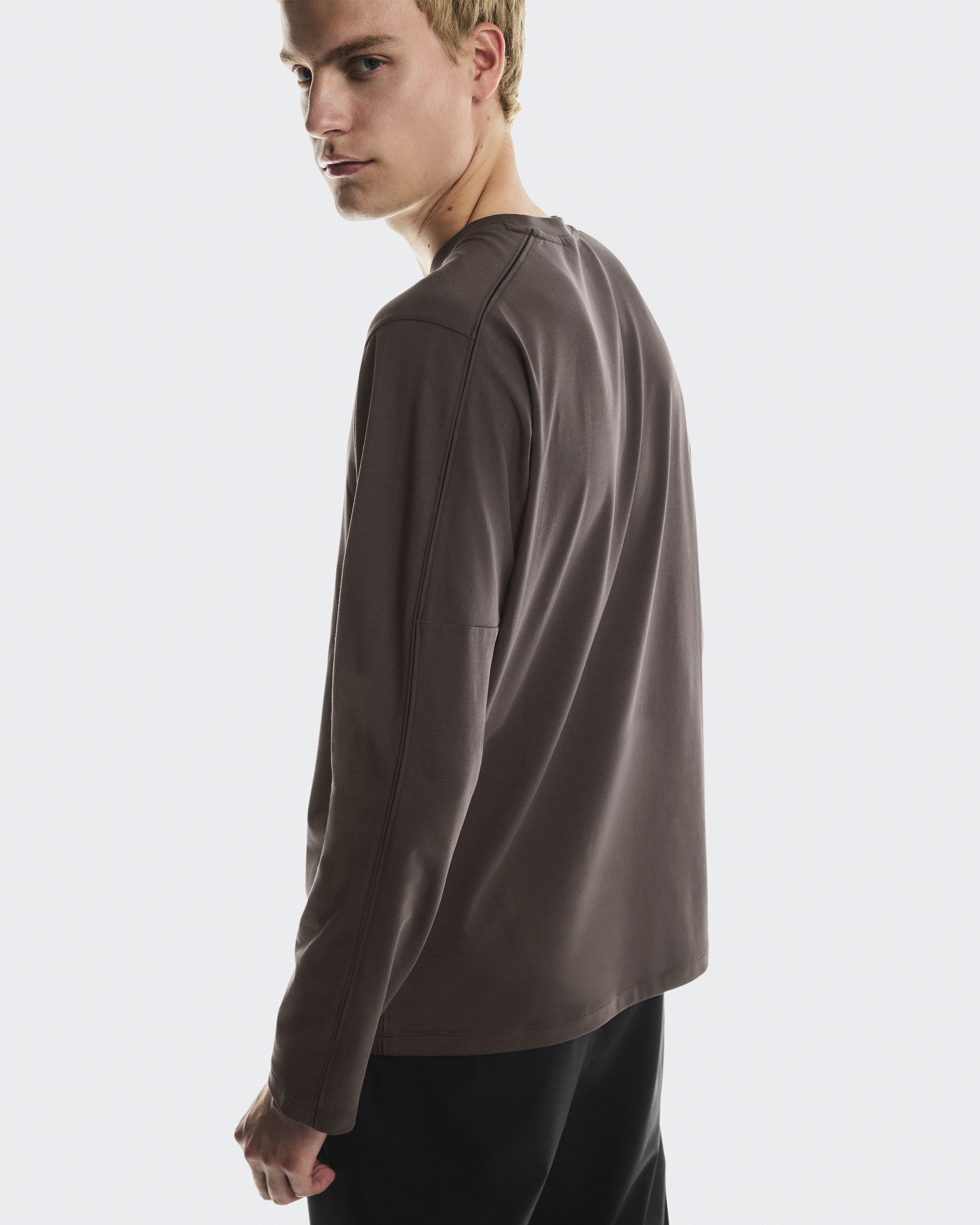Ouf ロンT Men's: The Focus Long-T for mixed workouts and everday wear. | On