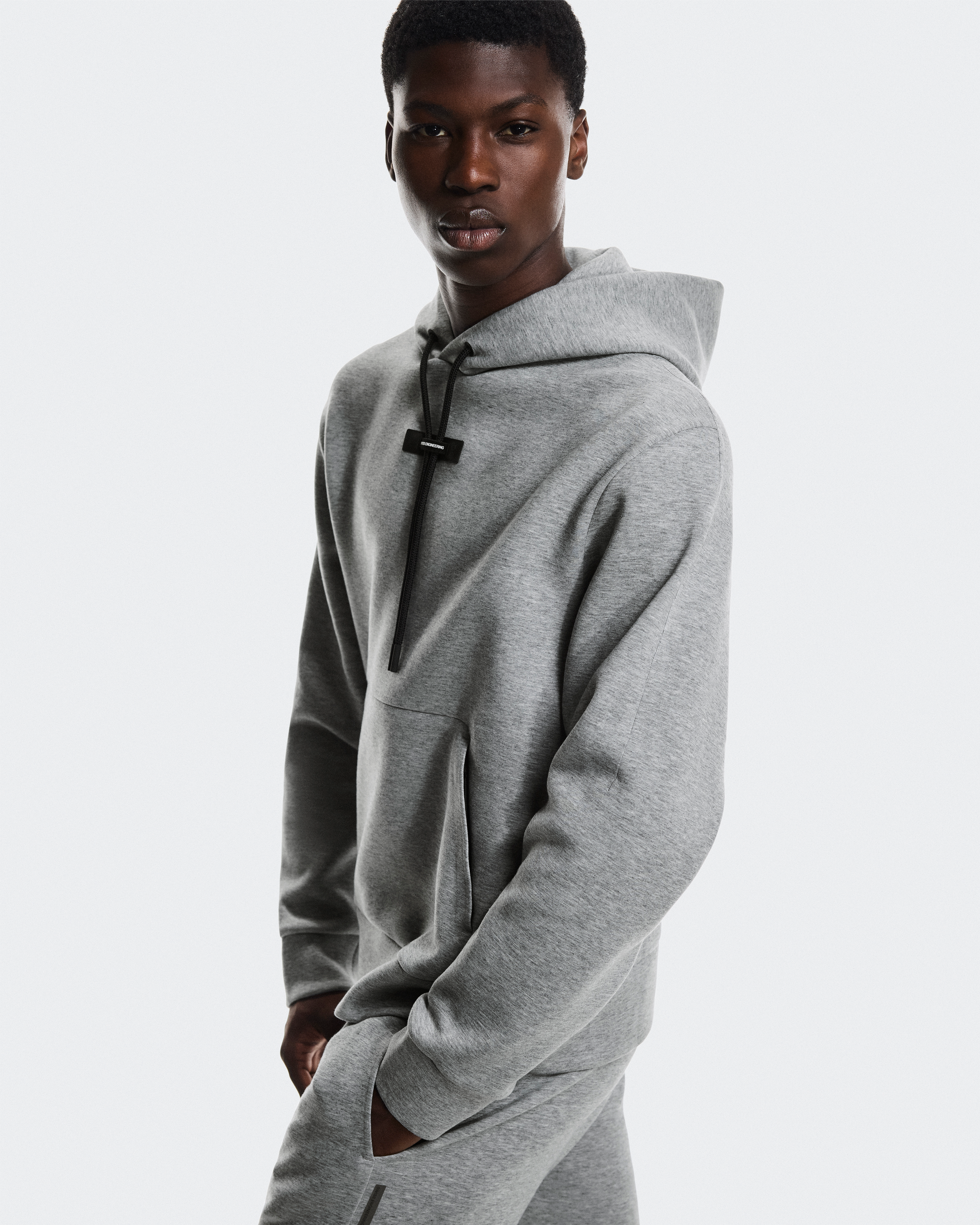 Focus Tech Hoodieالرجال / Basalt / L