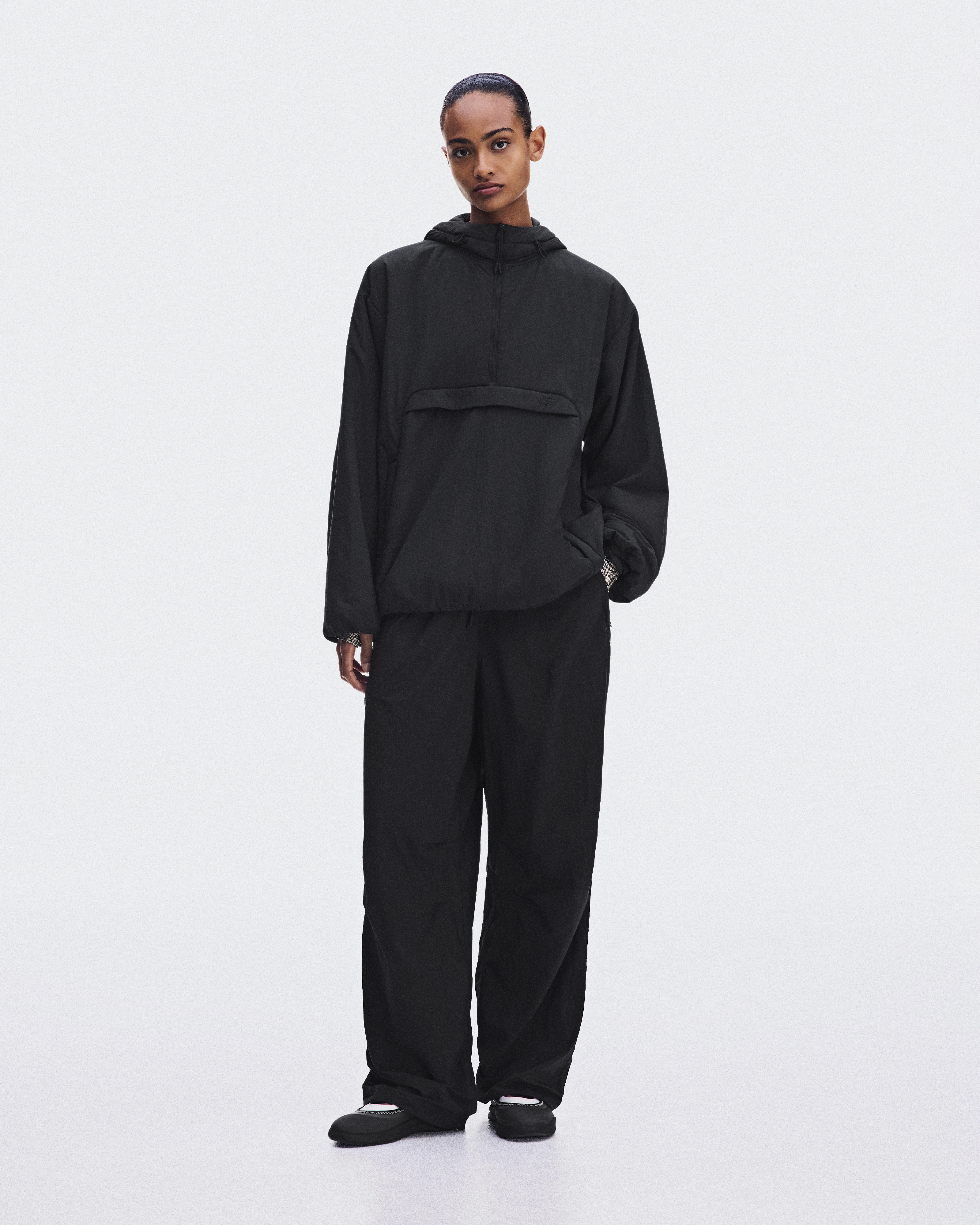 Women's Insulated Half-Zip Anorak | Black | On Japan