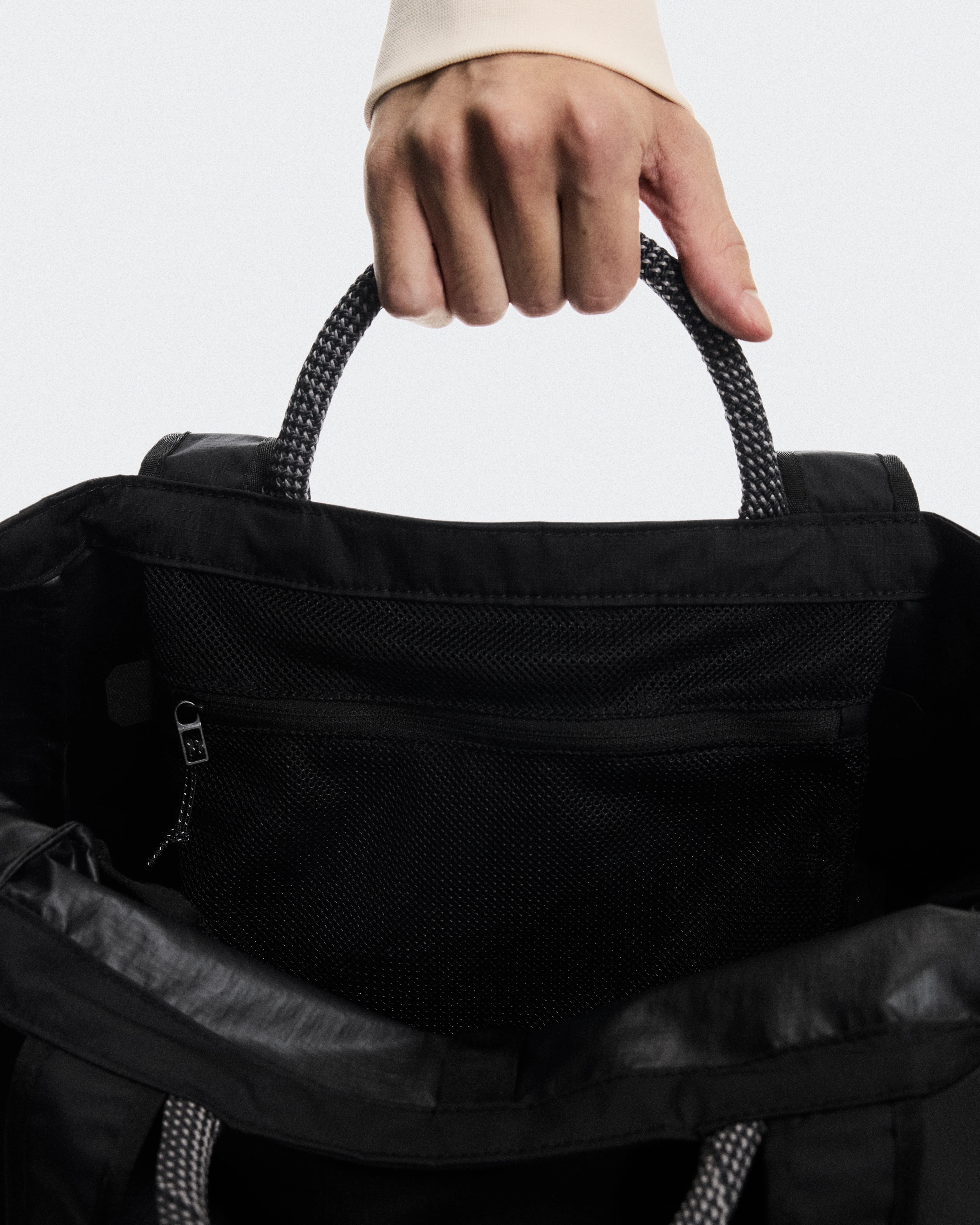 On Tote Pack 25L Black オールジェンダー バッグ