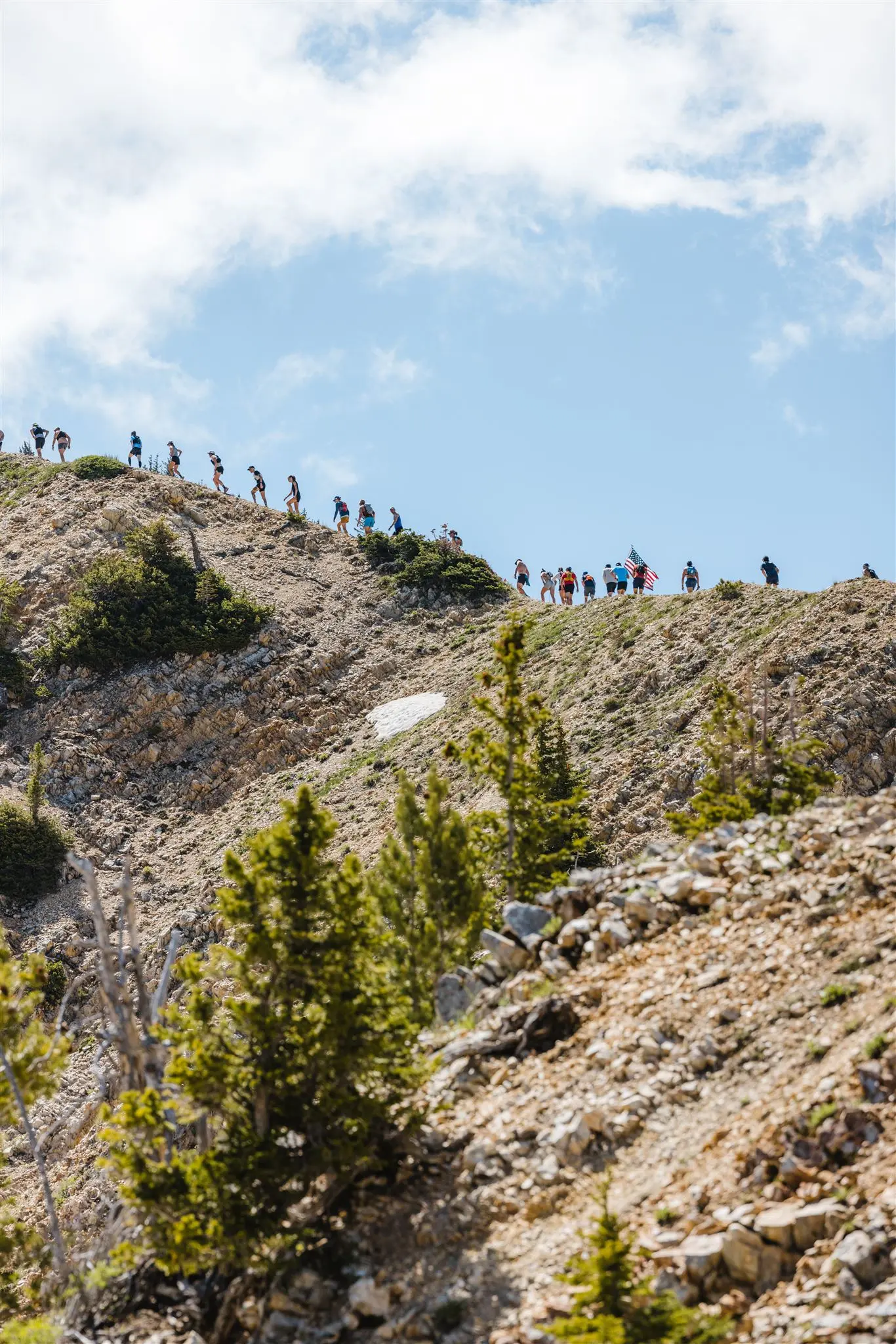 Senderismo Hombre Joven En Sendero De Montaña Difícil Fotos