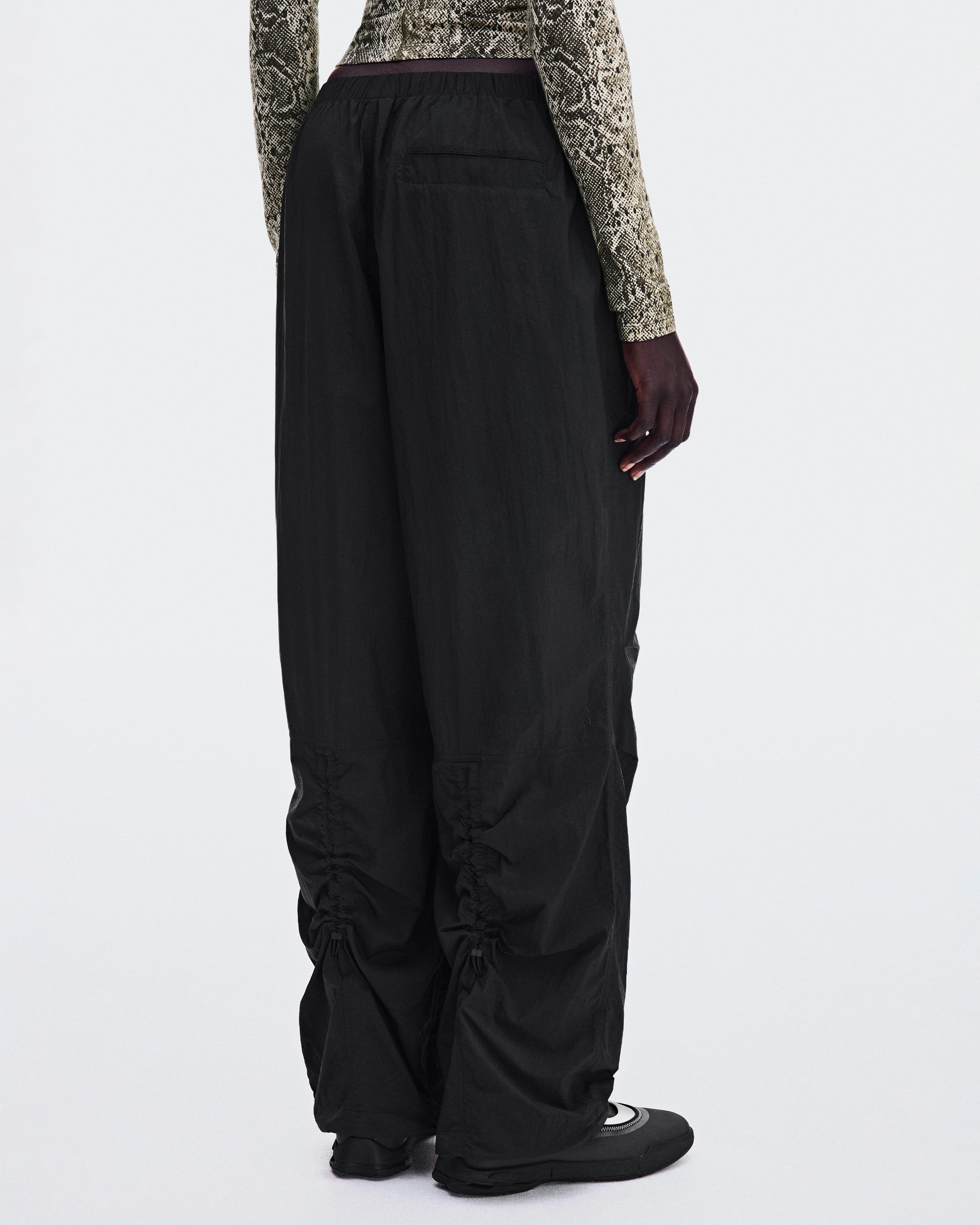 On Ruched Lightweight Pants Black 여성 팬츠