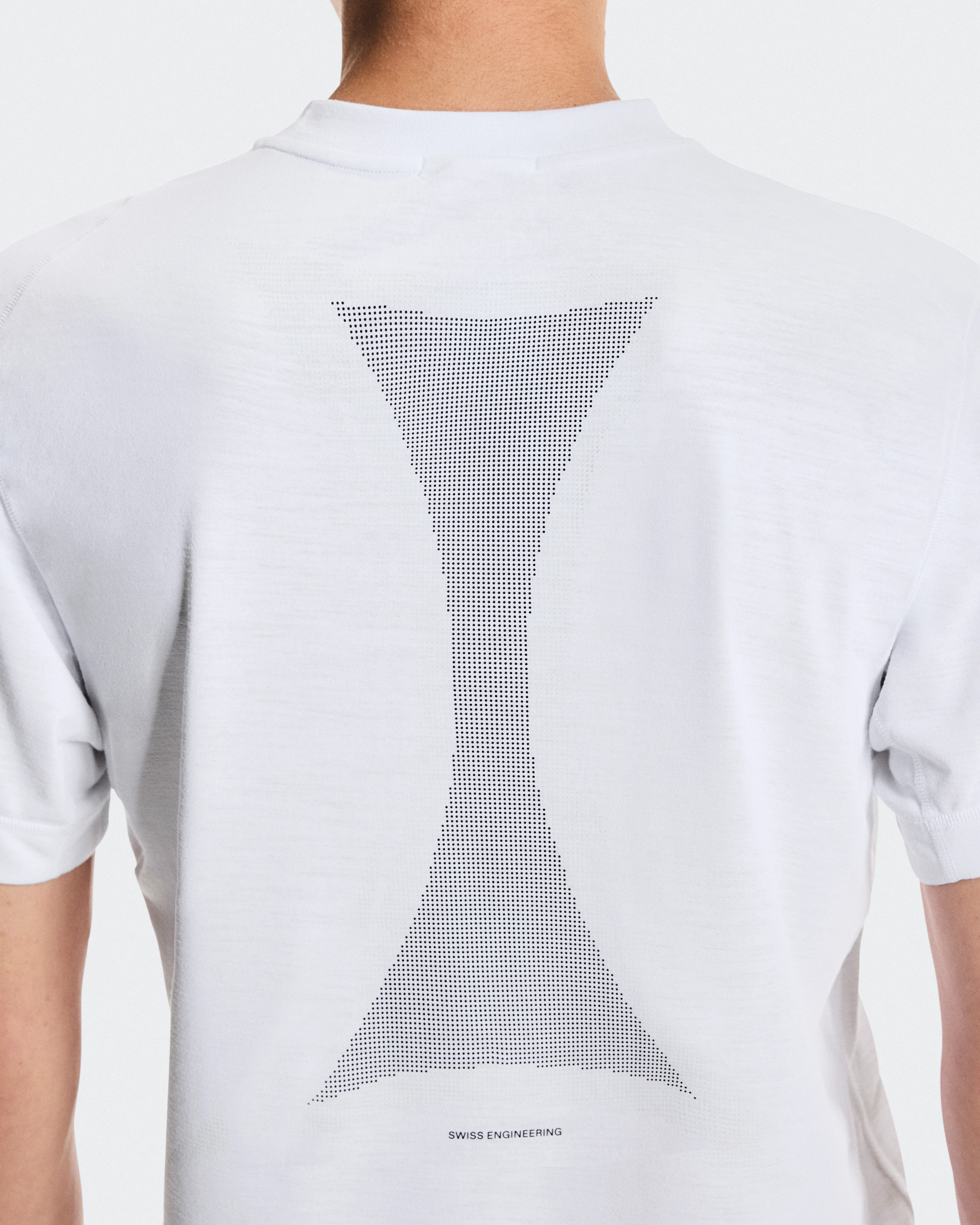 On Train-T Graphic White Men Tops and t-shirts