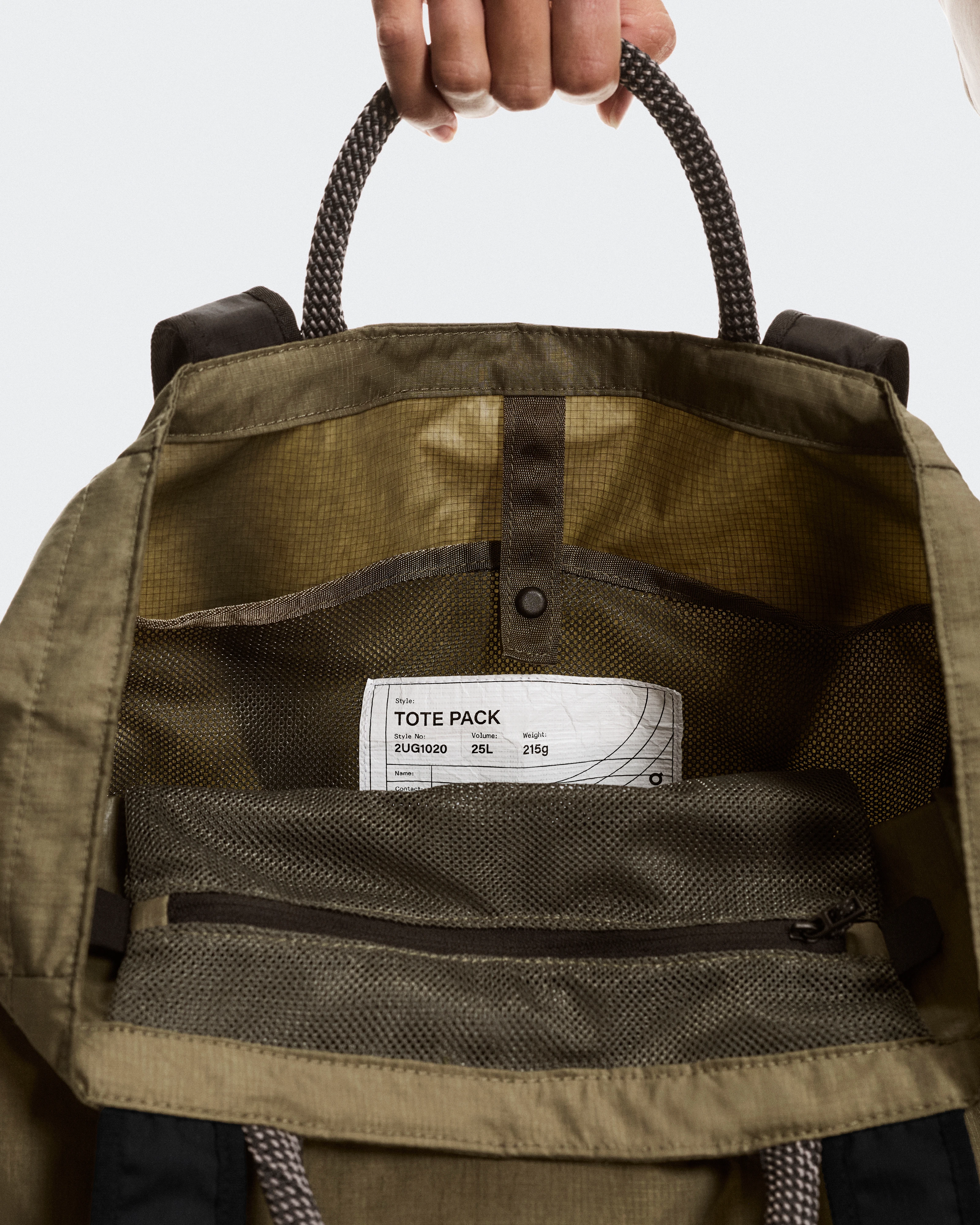 On Tote Pack 25L Olive & Black オールジェンダー バッグ