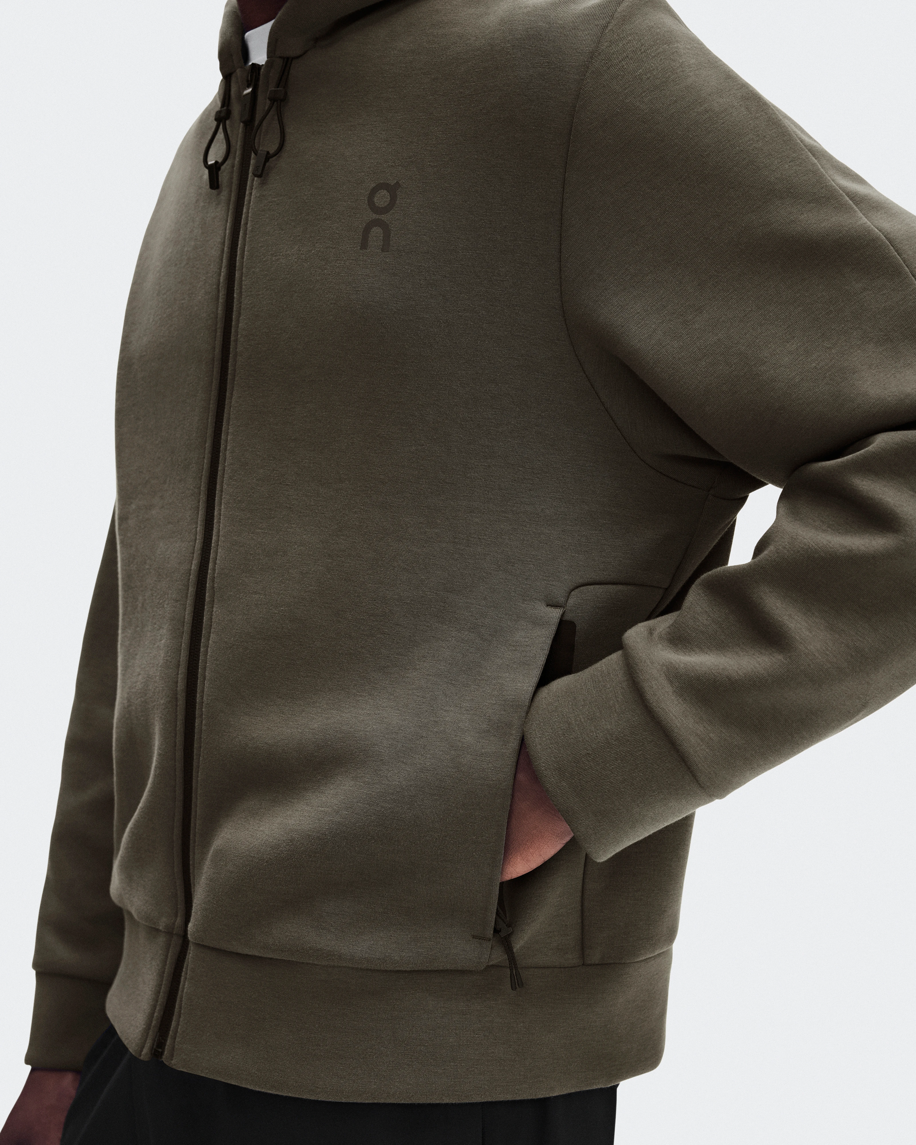 On Focus Tech Zip Hoodie Bark メンズ – オールデイ　トラベル　トレーニング フーディ＆スウェットシャツ