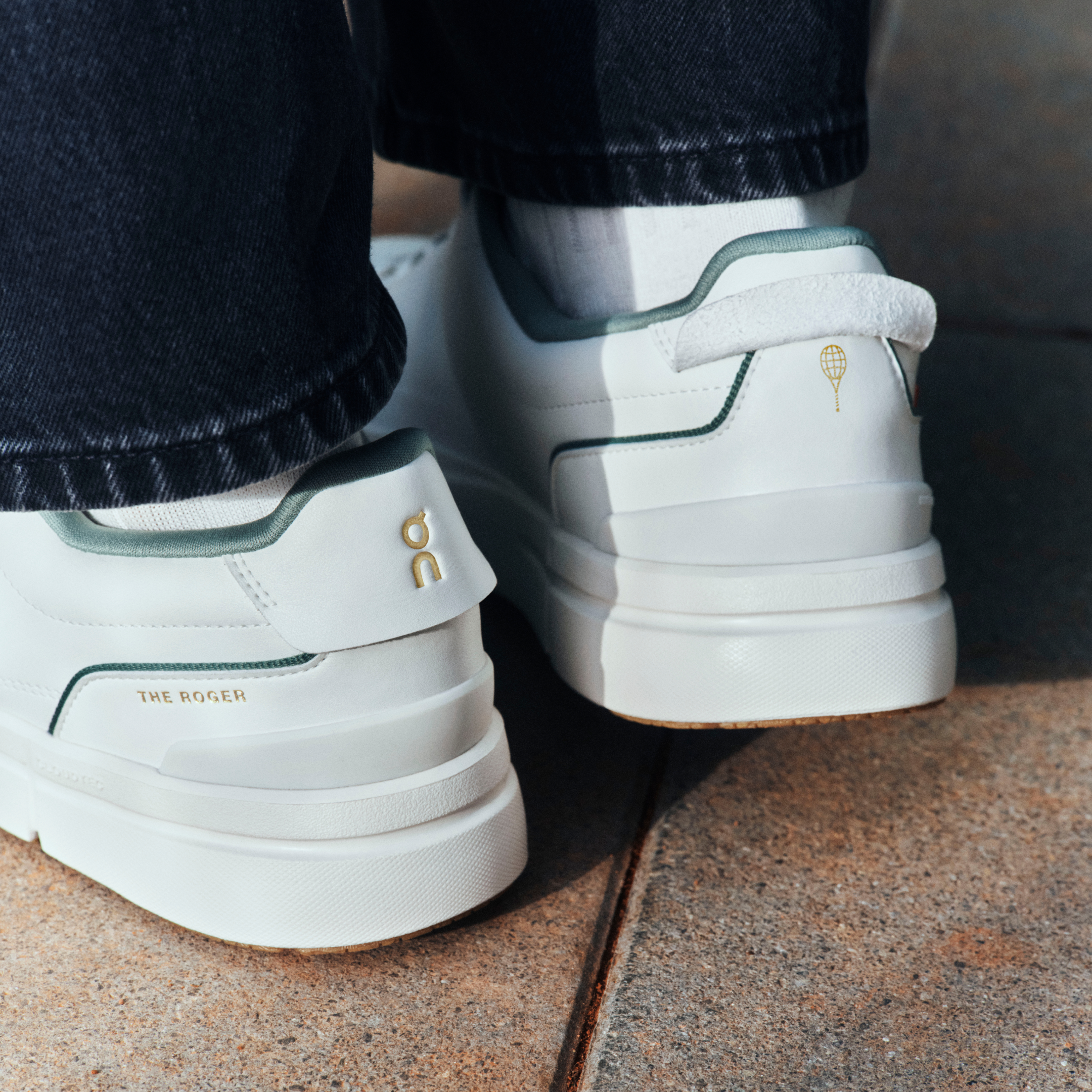 On THE ROGER Centre Court Ivory & Fern Men – All-day Shoes