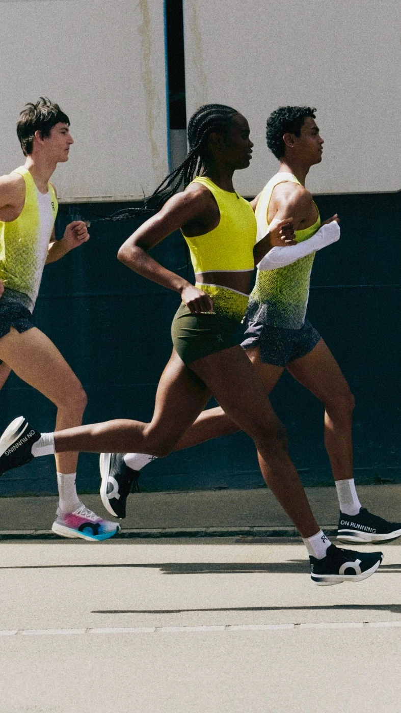 도로에서 미드풋 주법으로 달리는 세 사람.