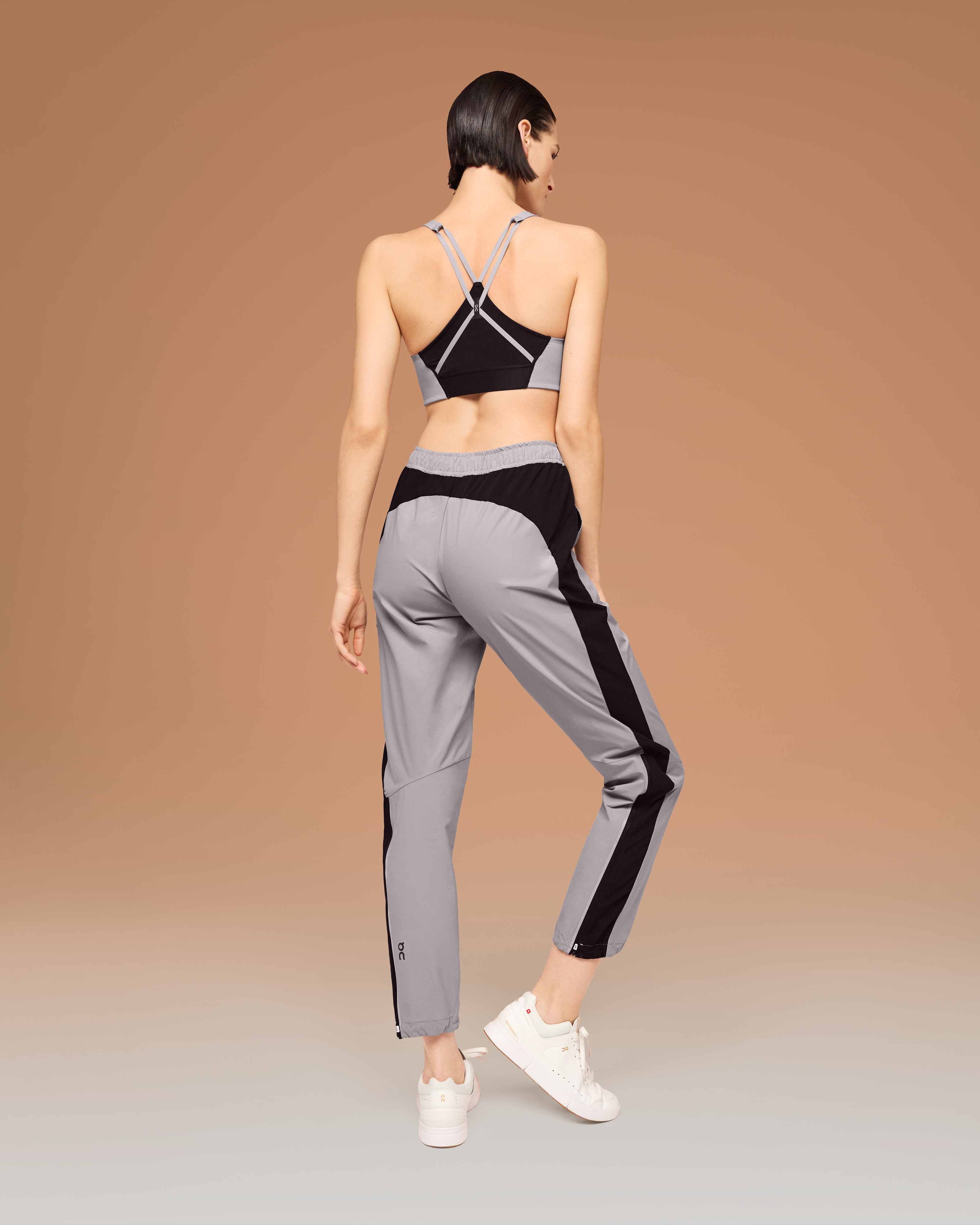 【U LAN】(UNISEX) Gloss Color Scheme Track Pants Women's Track Pants | Beige | On United States