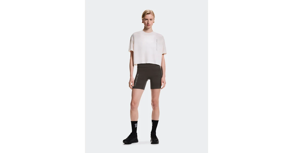 Playera Performance Erewhon para mujer crema · On