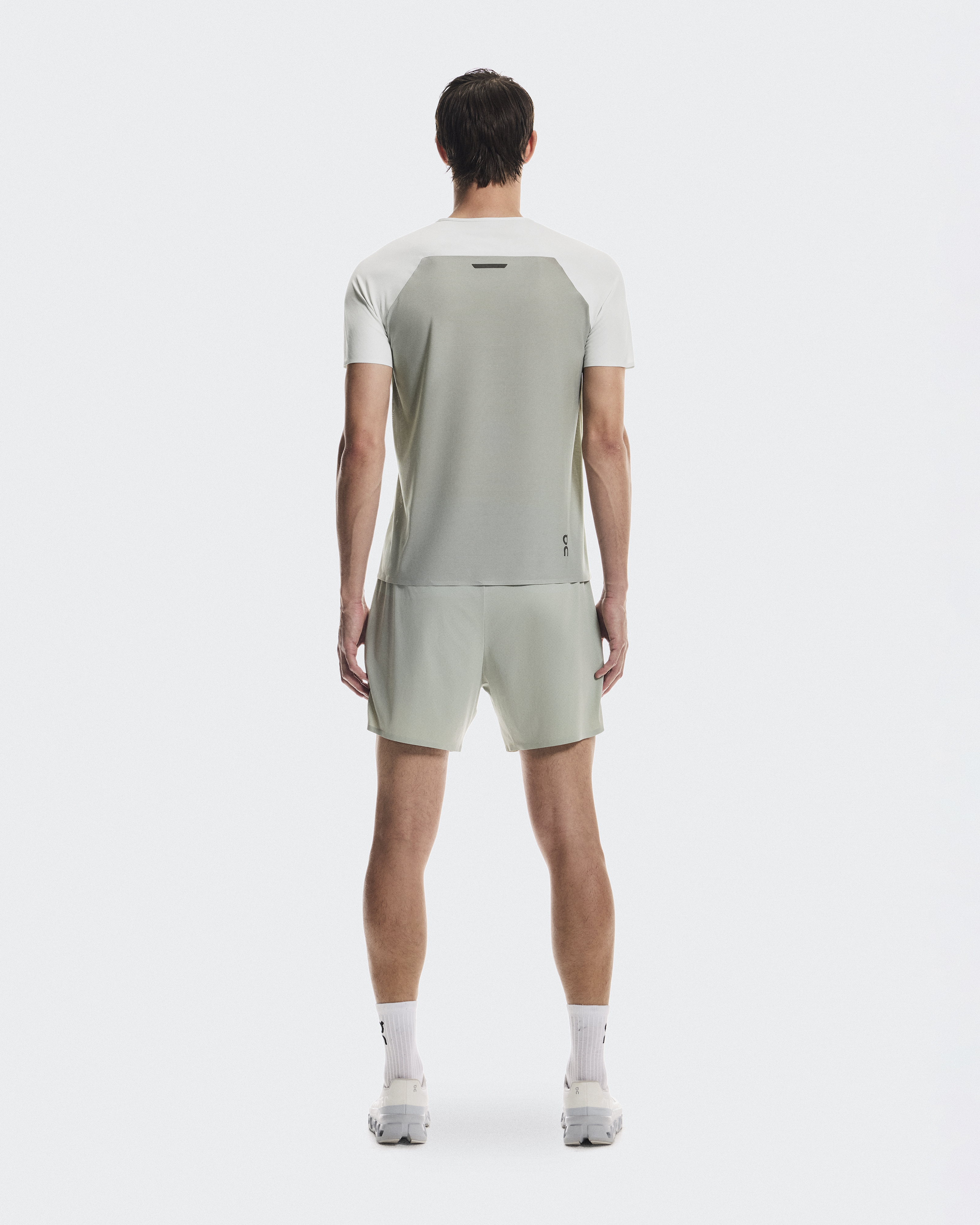 OnパフォーマンスTシャツ　限定品 パフォーマンスT｜ハイテク素材で通気性抜群のメンズ ランニングT