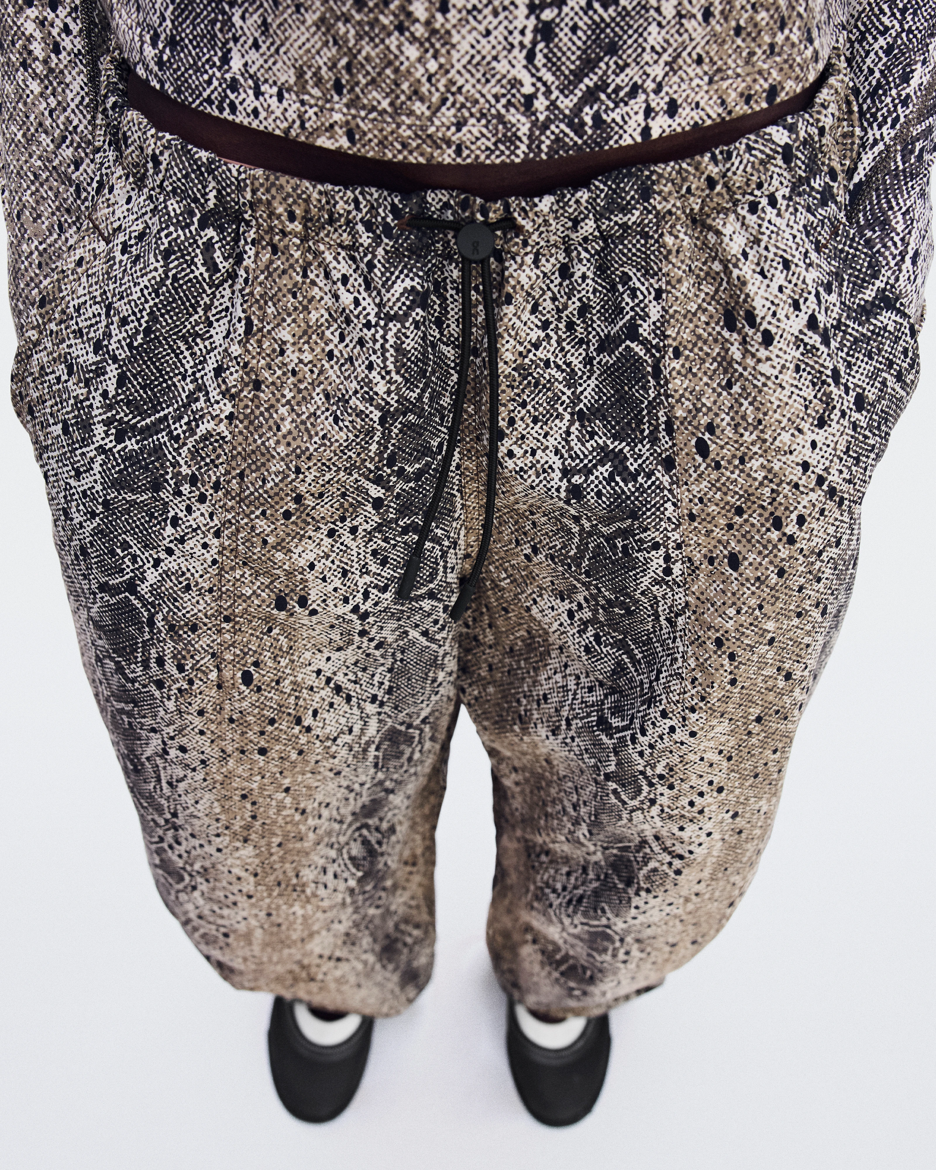 On Parachute Pants Antler & Black Women Pants