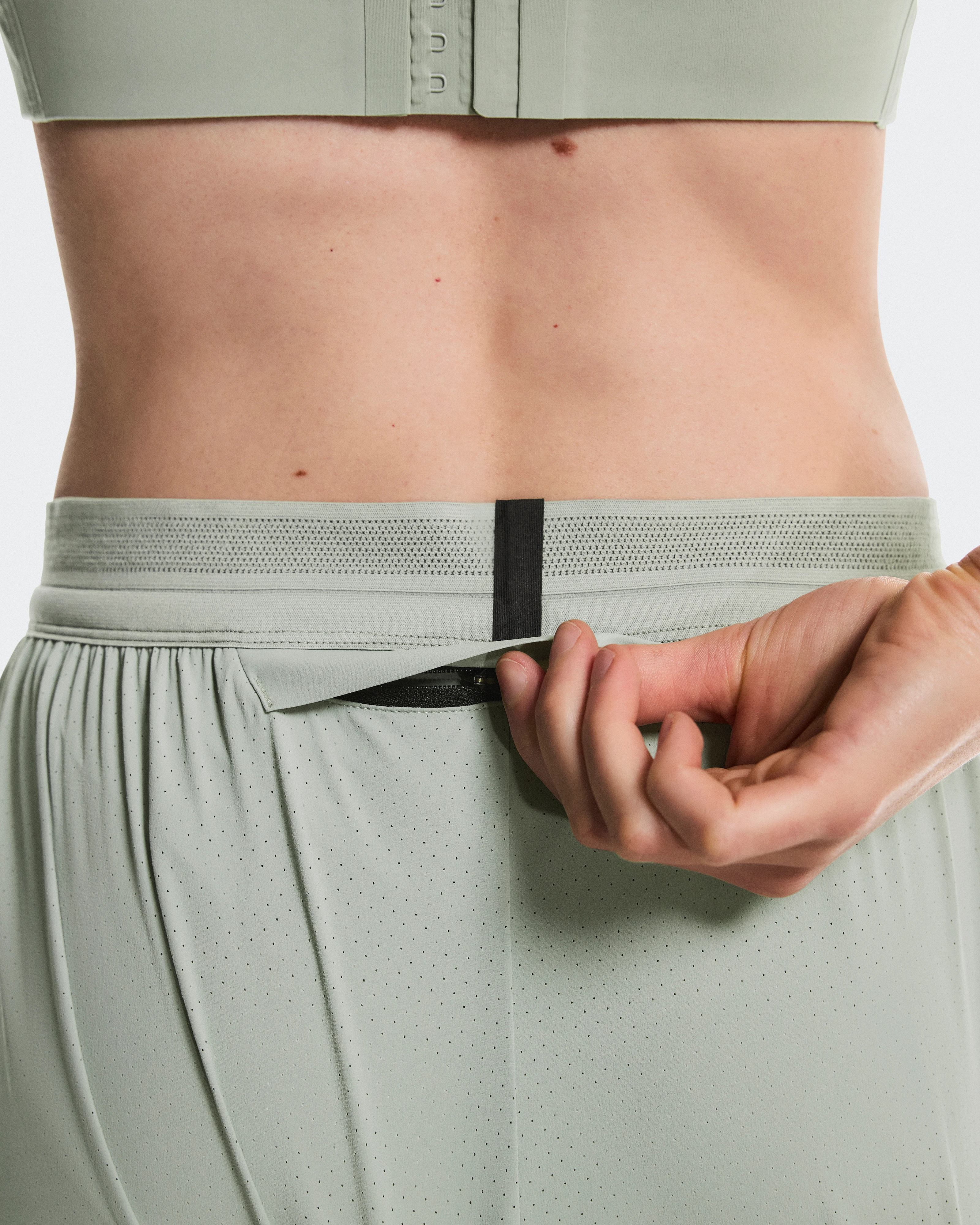 On 5" Performance Shorts Tin Women Shorts