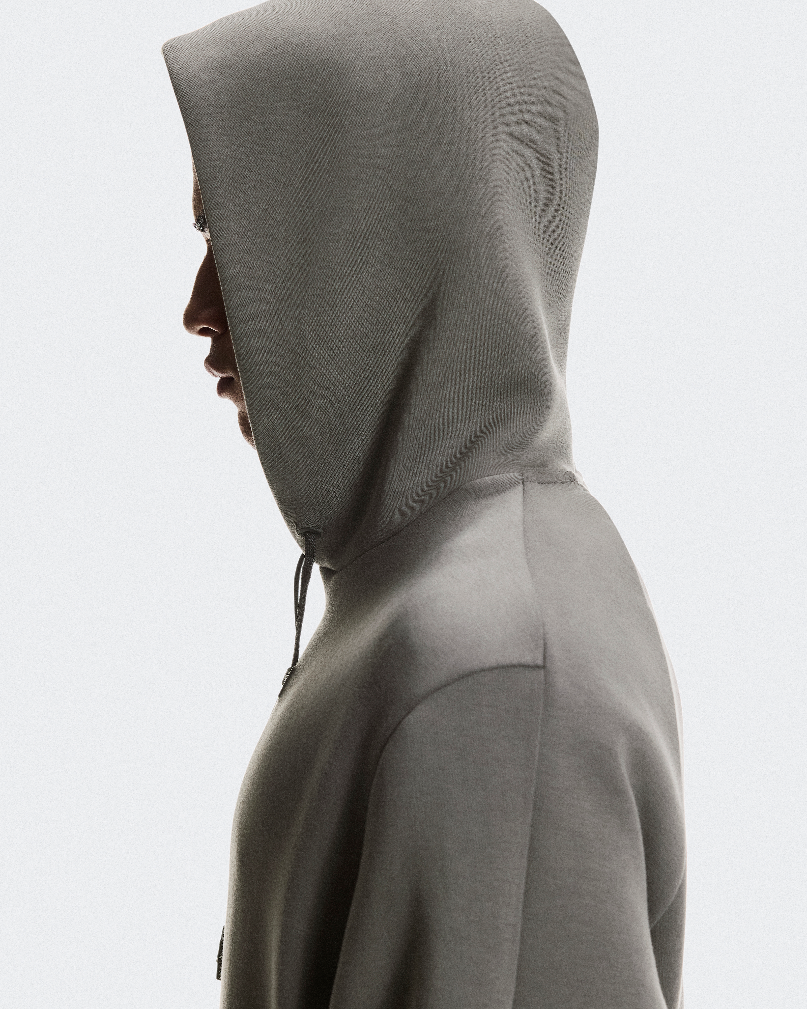 Focus Tech Hoodieالرجال / Shadow / S
