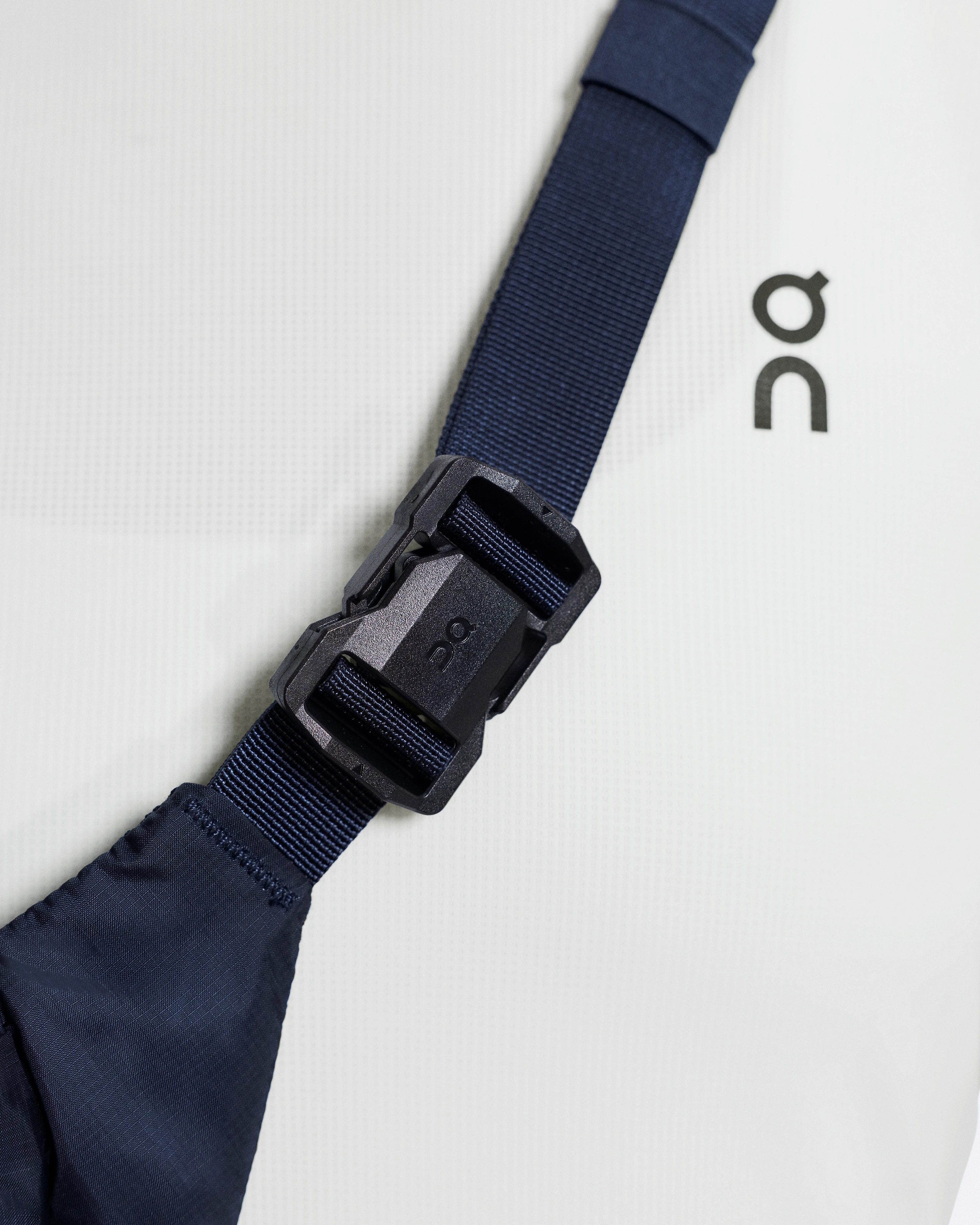 On Waist Pack 2L Lite Navy オールジェンダー バッグ