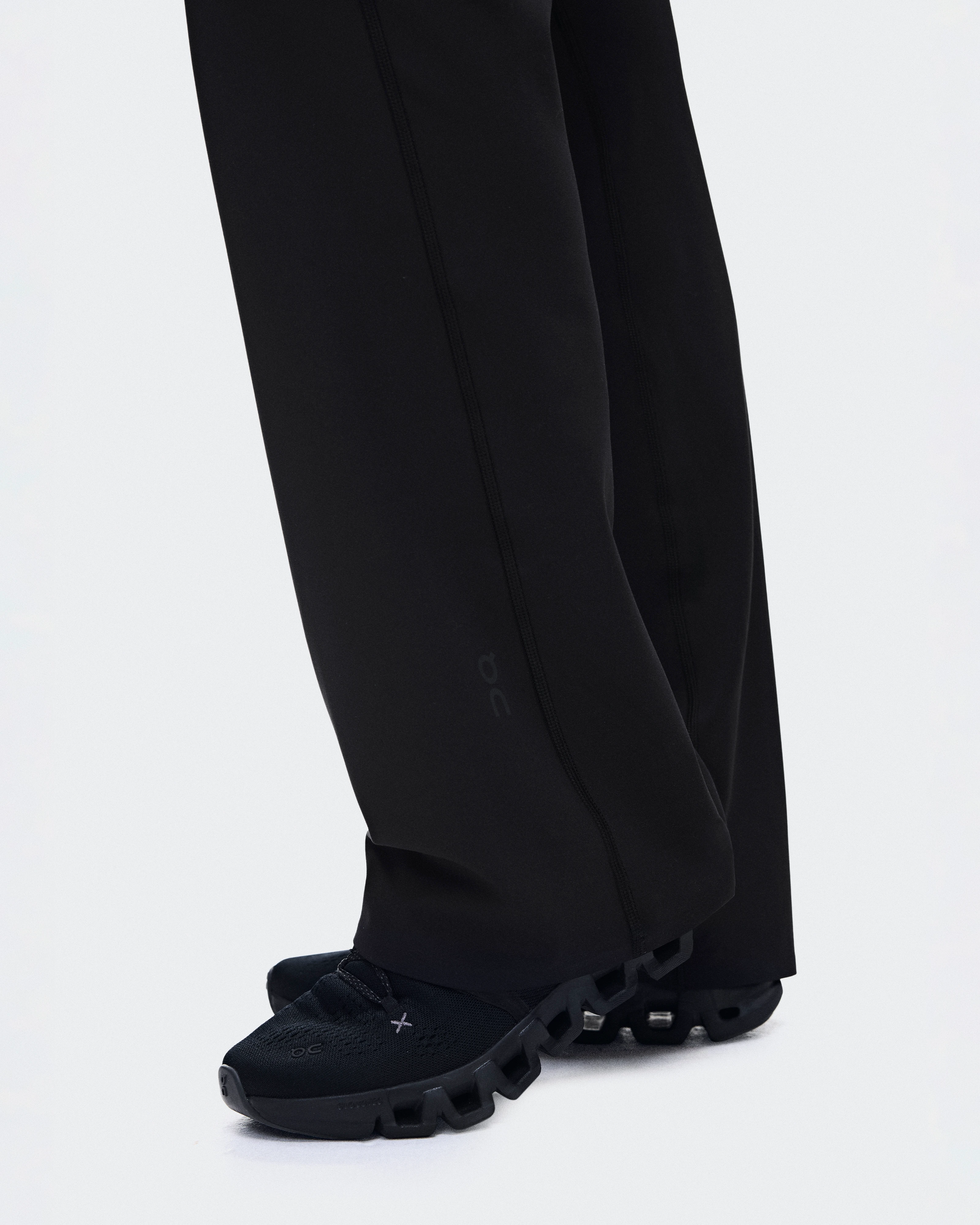 On Studio Flared Pants 30" Black Femme Pantalons