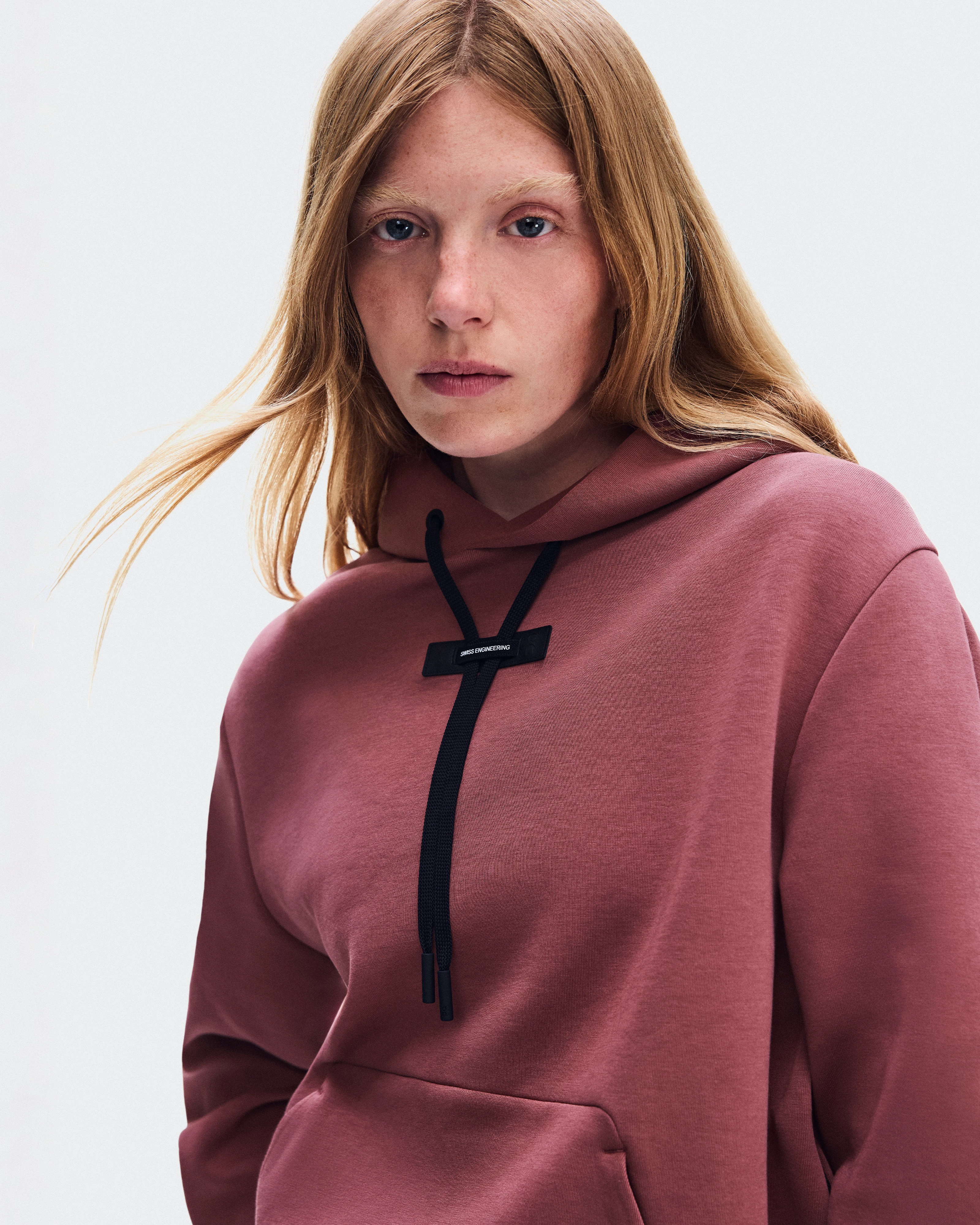 On Focus Tech Hoodie Barberry Women – All-day wear, travel, training Hoodies and sweatshirts
