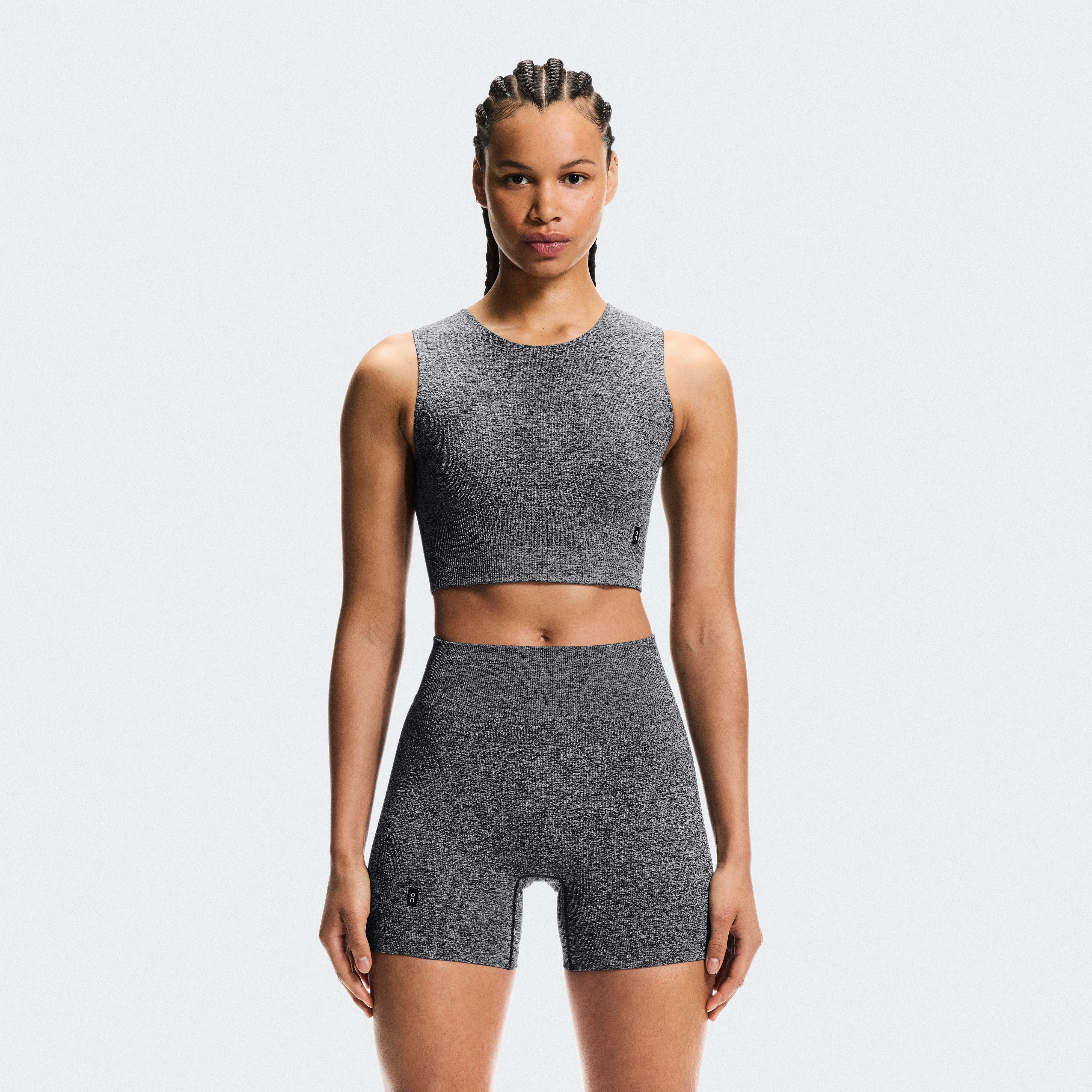 On Studio Knit Crop Bege Feminino Feminino – Treinos de baixo impacto Partes de cima e camisetas