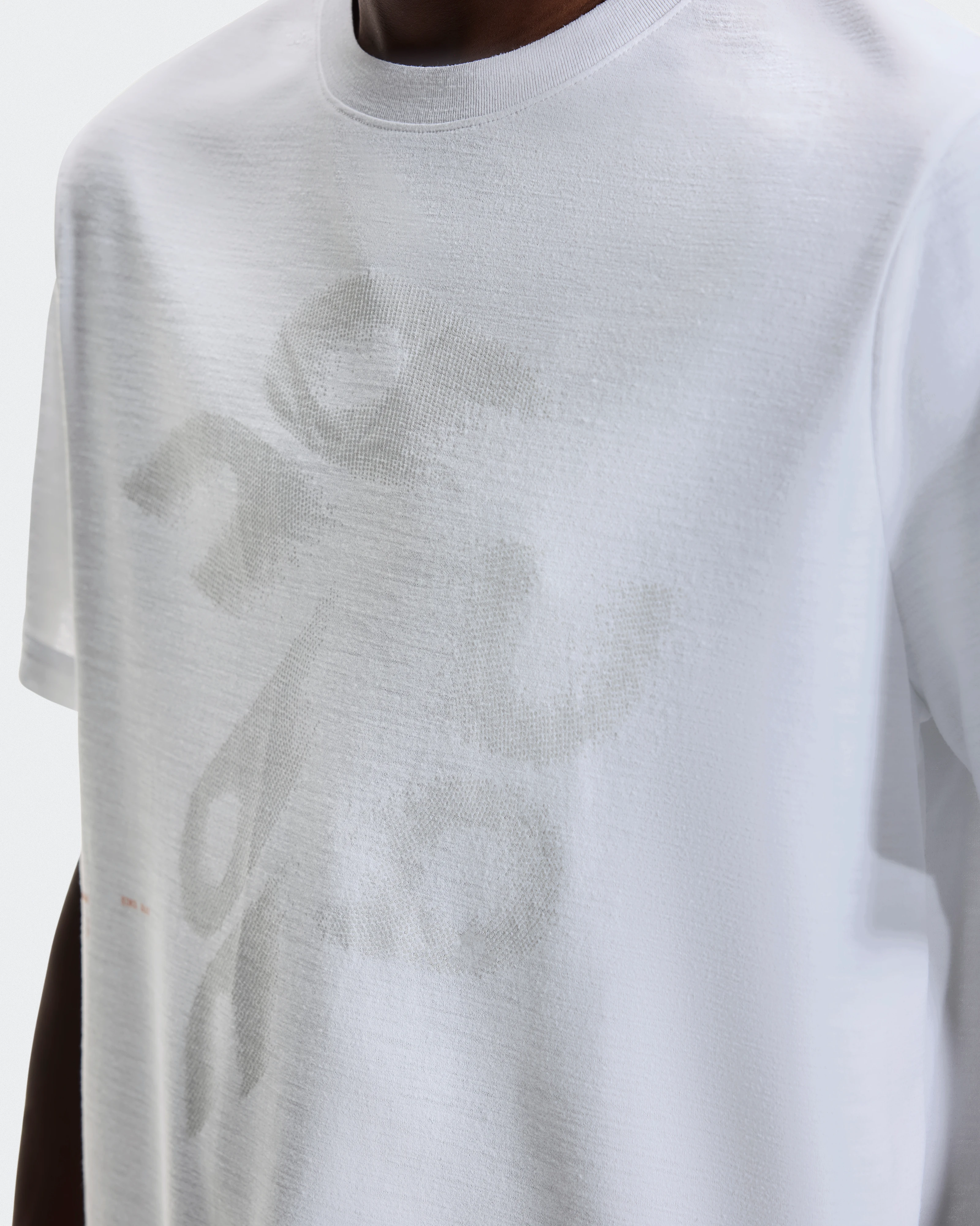 On Core Volt-T White Men Tops and t-shirts