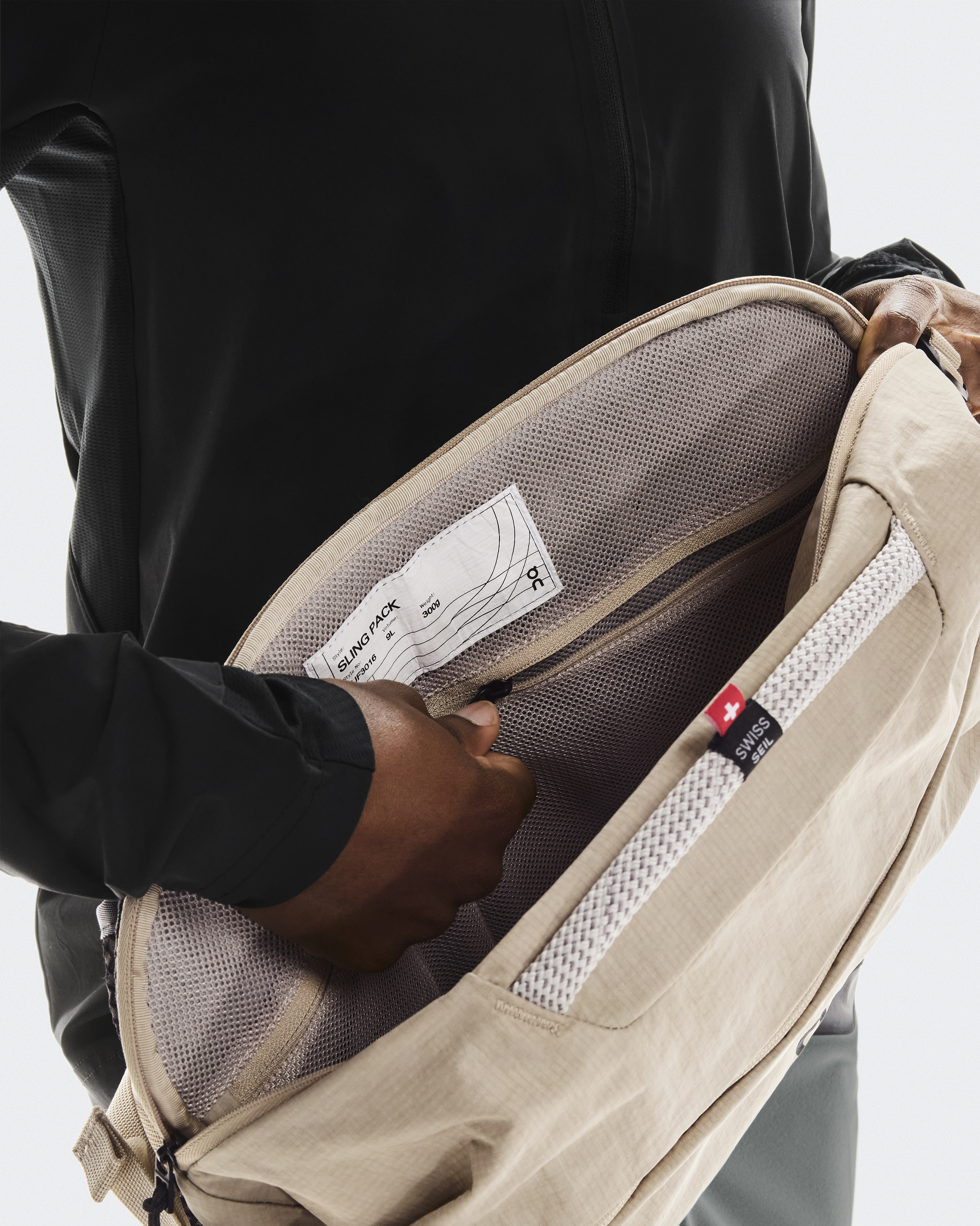 ベージュ スリングバッグ ジッパーポケット付き Sling Pack 9L | ベージュ | On 日本