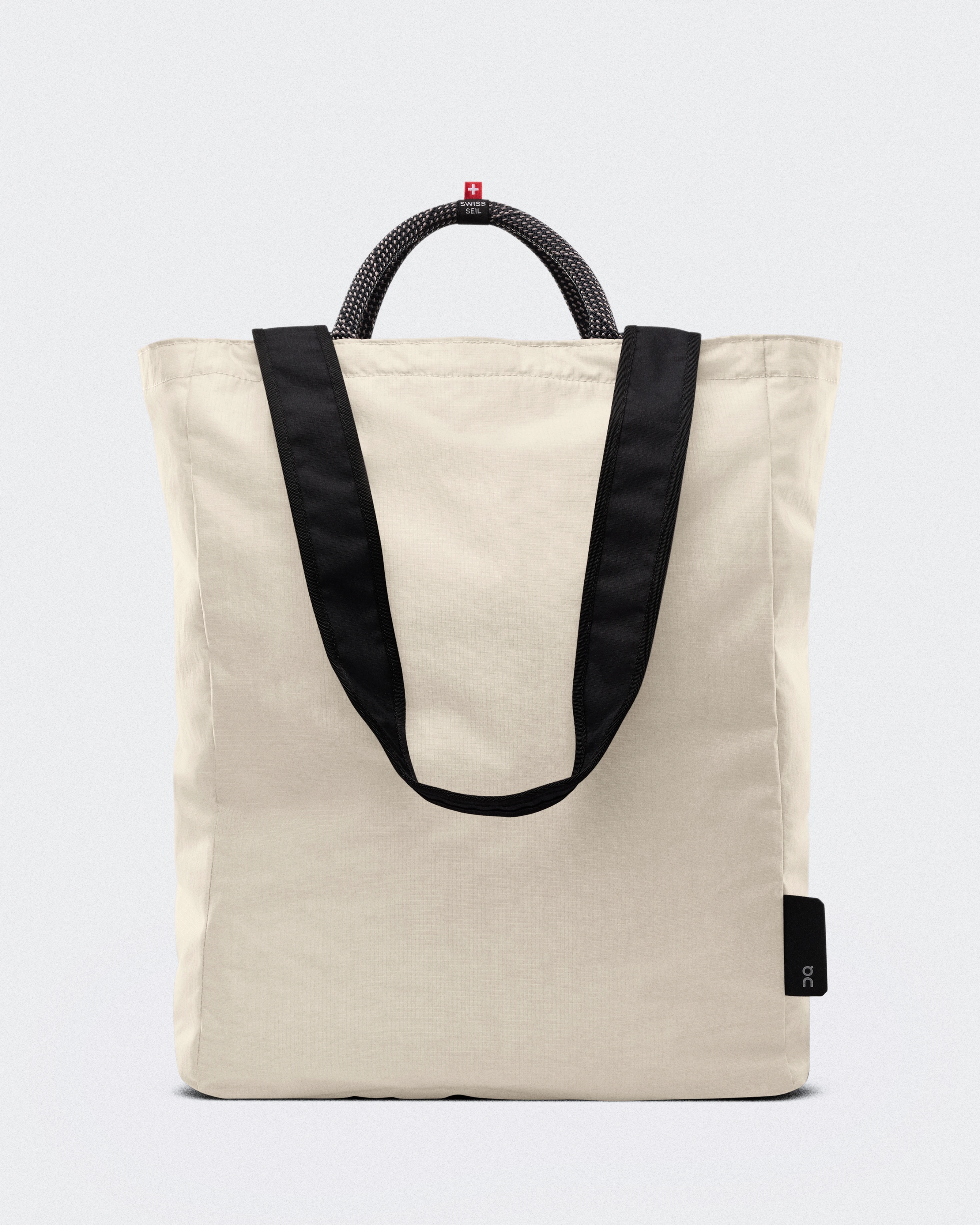 On Tote Pack 25L Cream & Black オールジェンダー バッグ