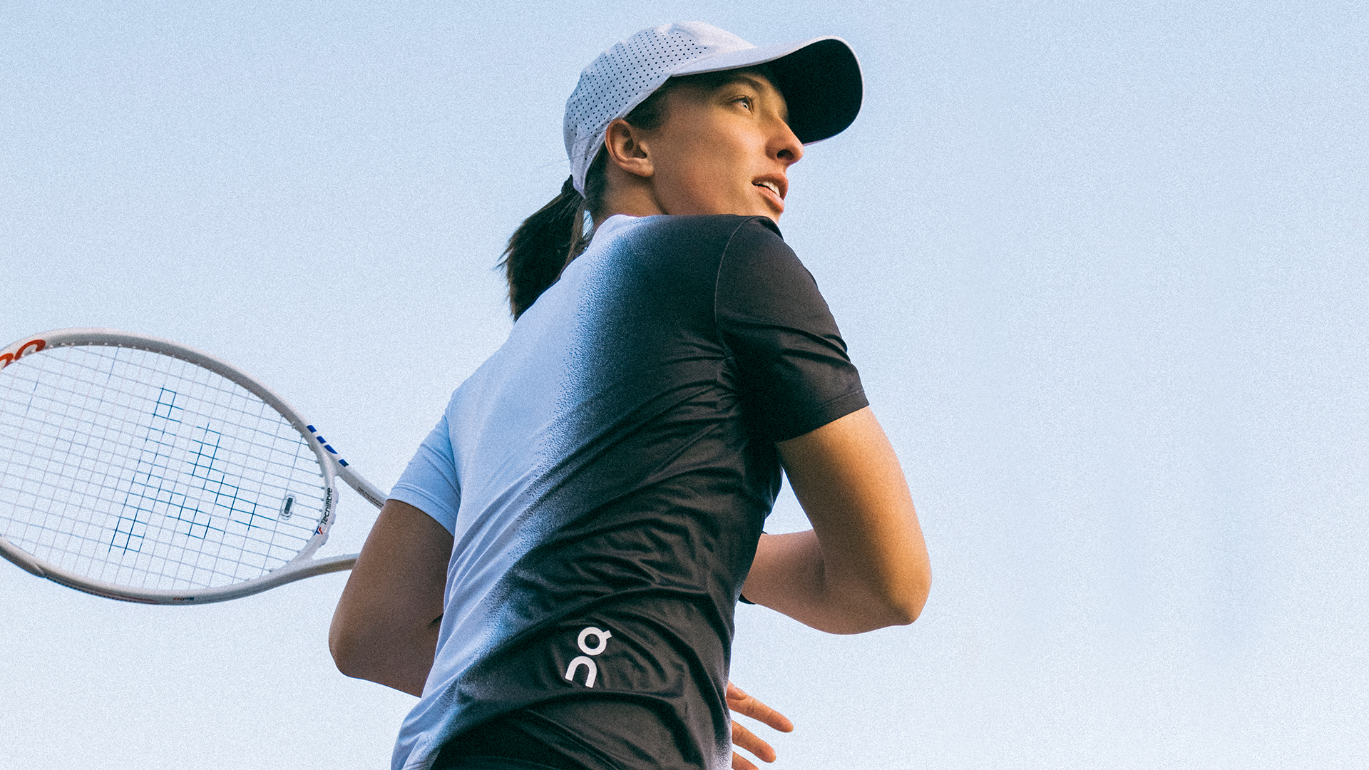 ポーランド人のプロテニス選手でOnアスリートでもあるイガ