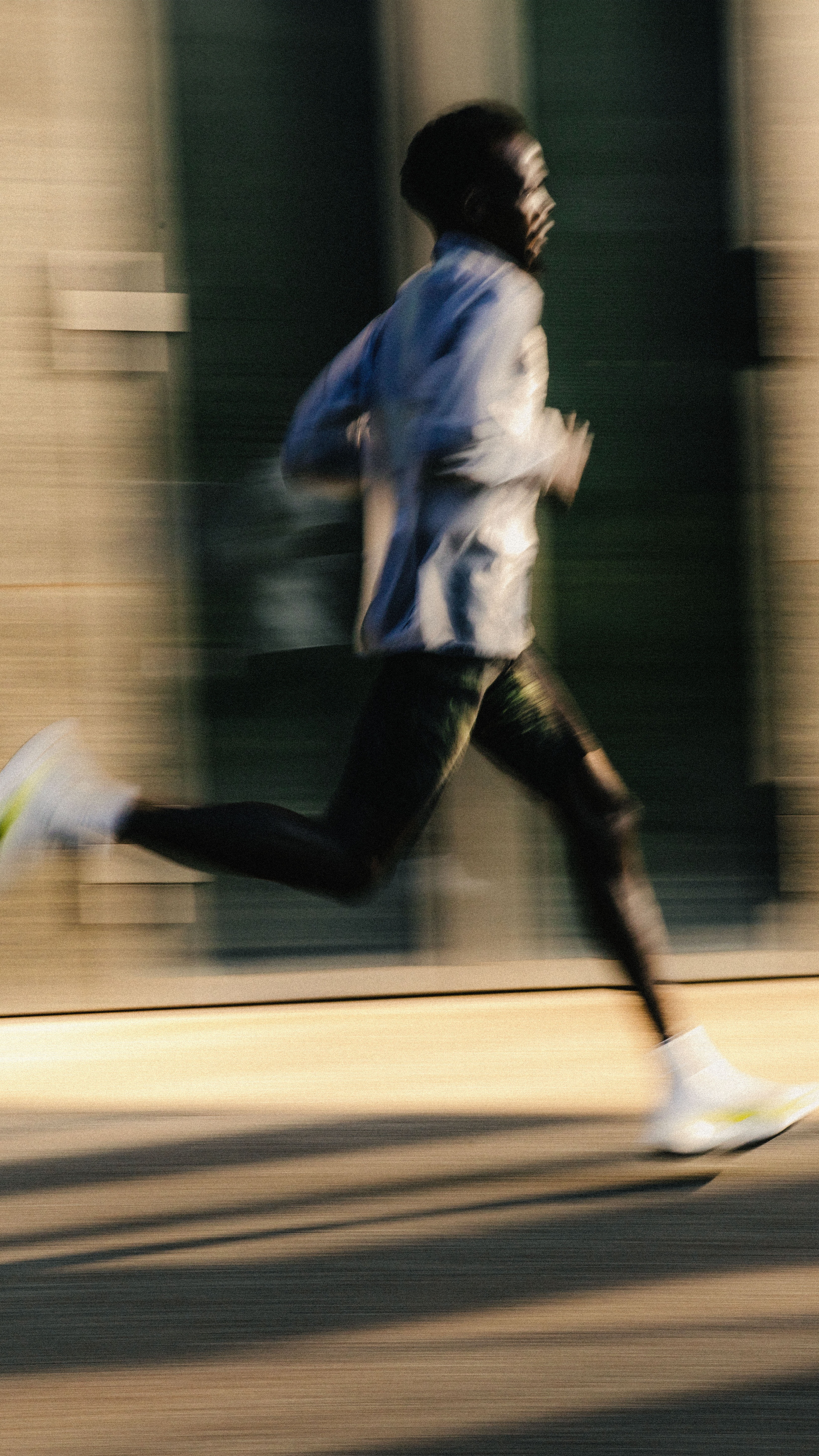 OFF-WHITE*贅沢な足元を演出*スプレーストライプスライダー LightSpray™技術から誕生 | On 日本