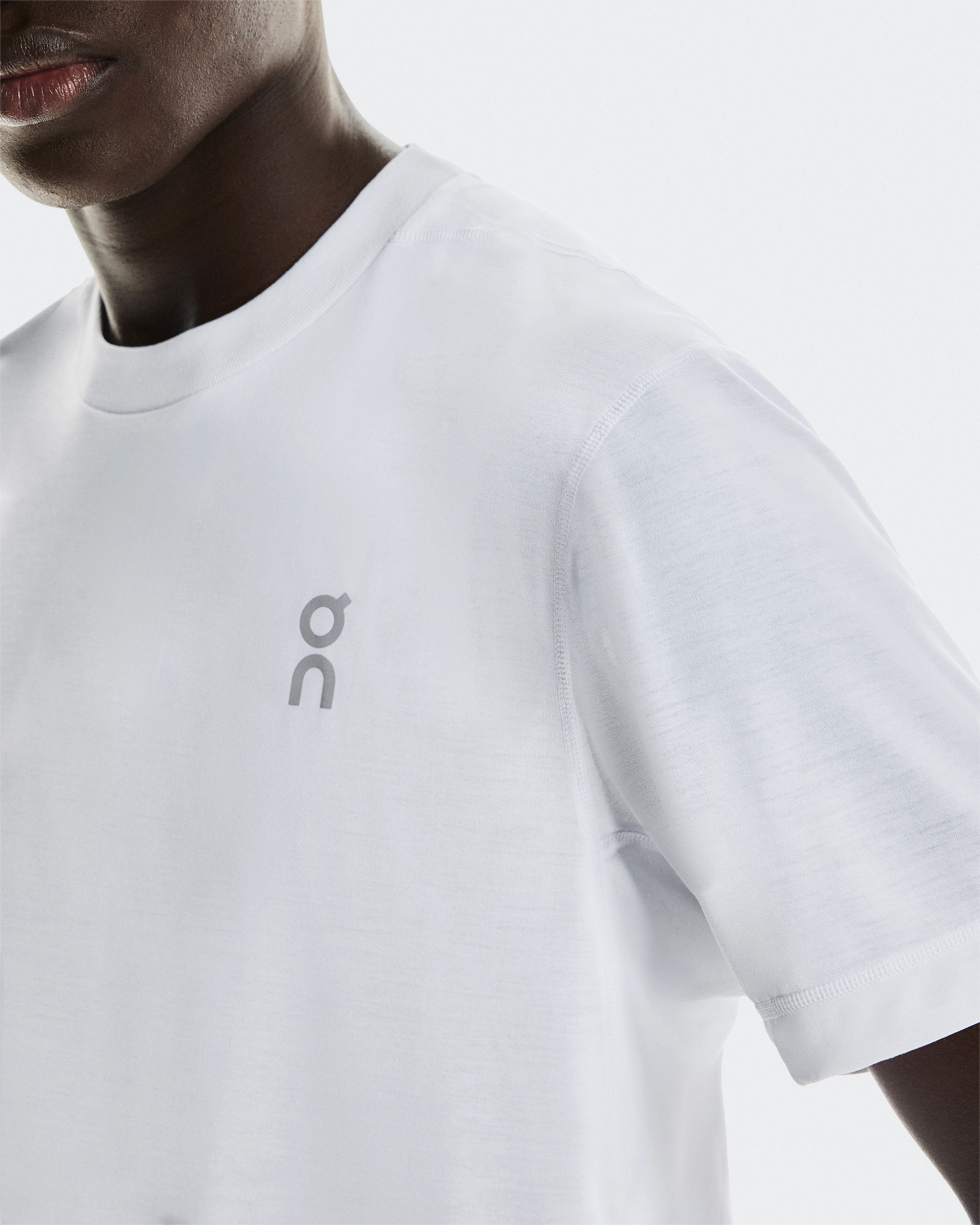 On Train-T Graphic White Men Tops and t-shirts