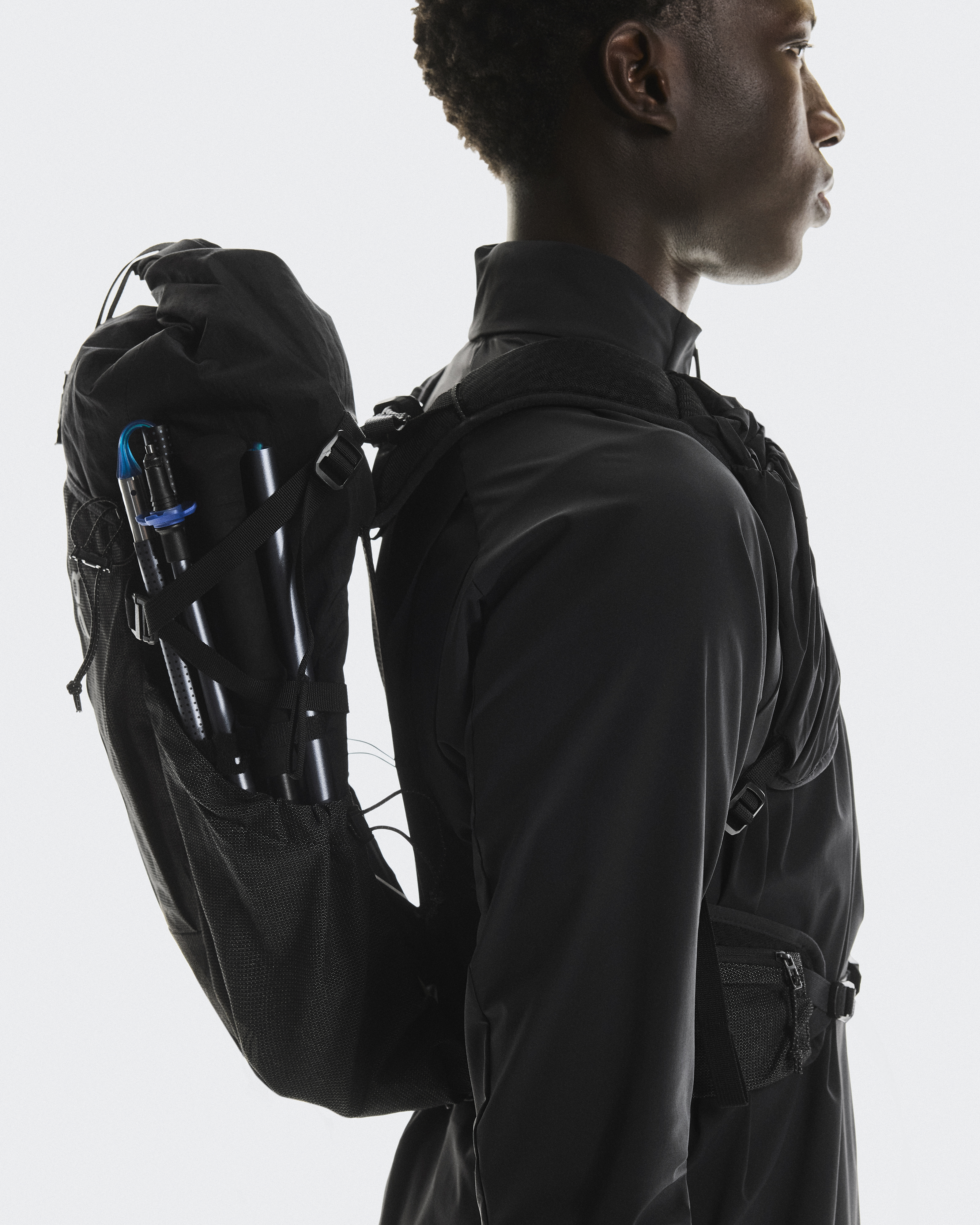 Bucketlist ブラックバックパック 20L-35L bucket3.jpg?v=1646166386&width=480
