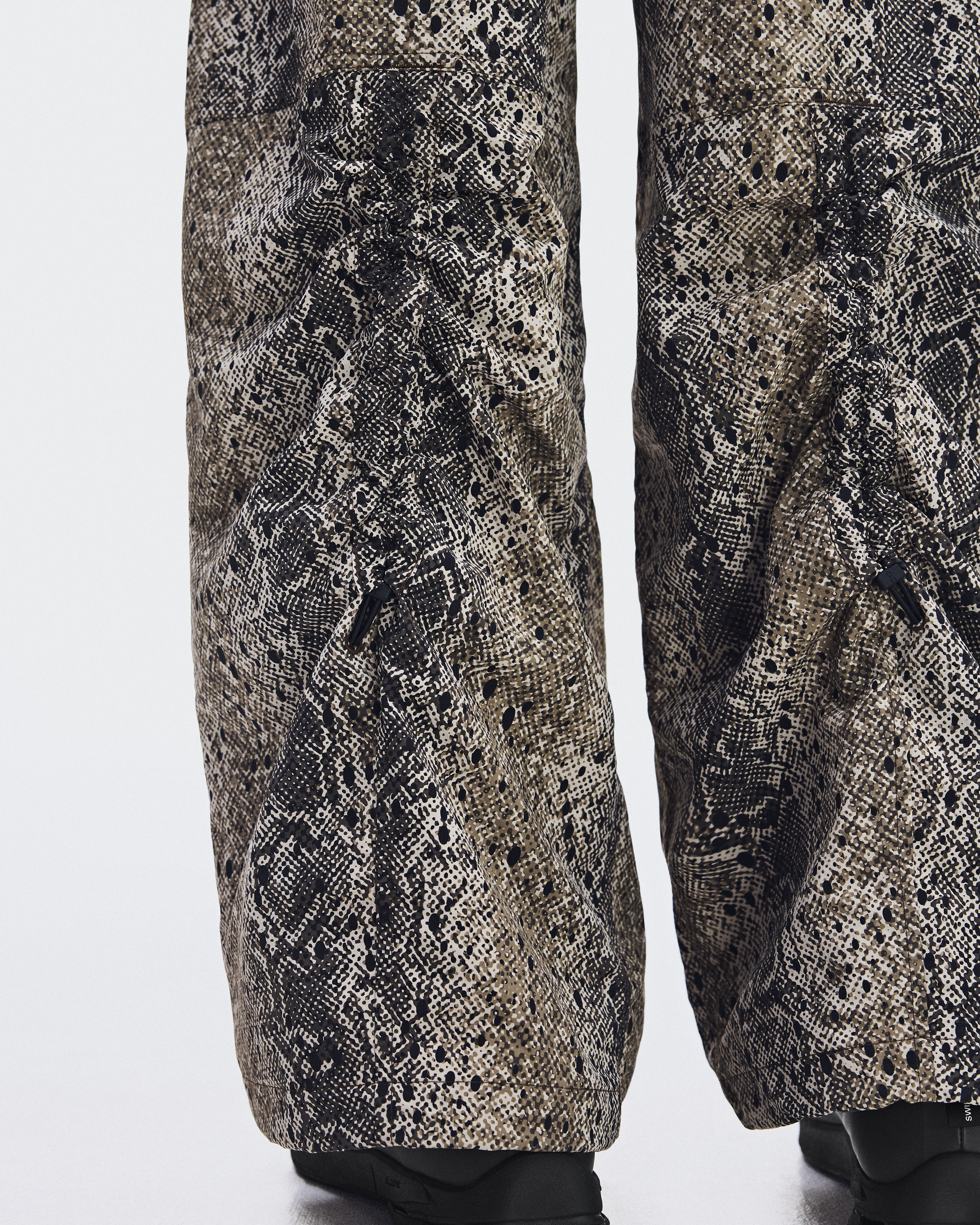 on ゼンデイヤ　パラシュートパンツ　Sサイズ ウィメンズ Parachute Pants | On 日本