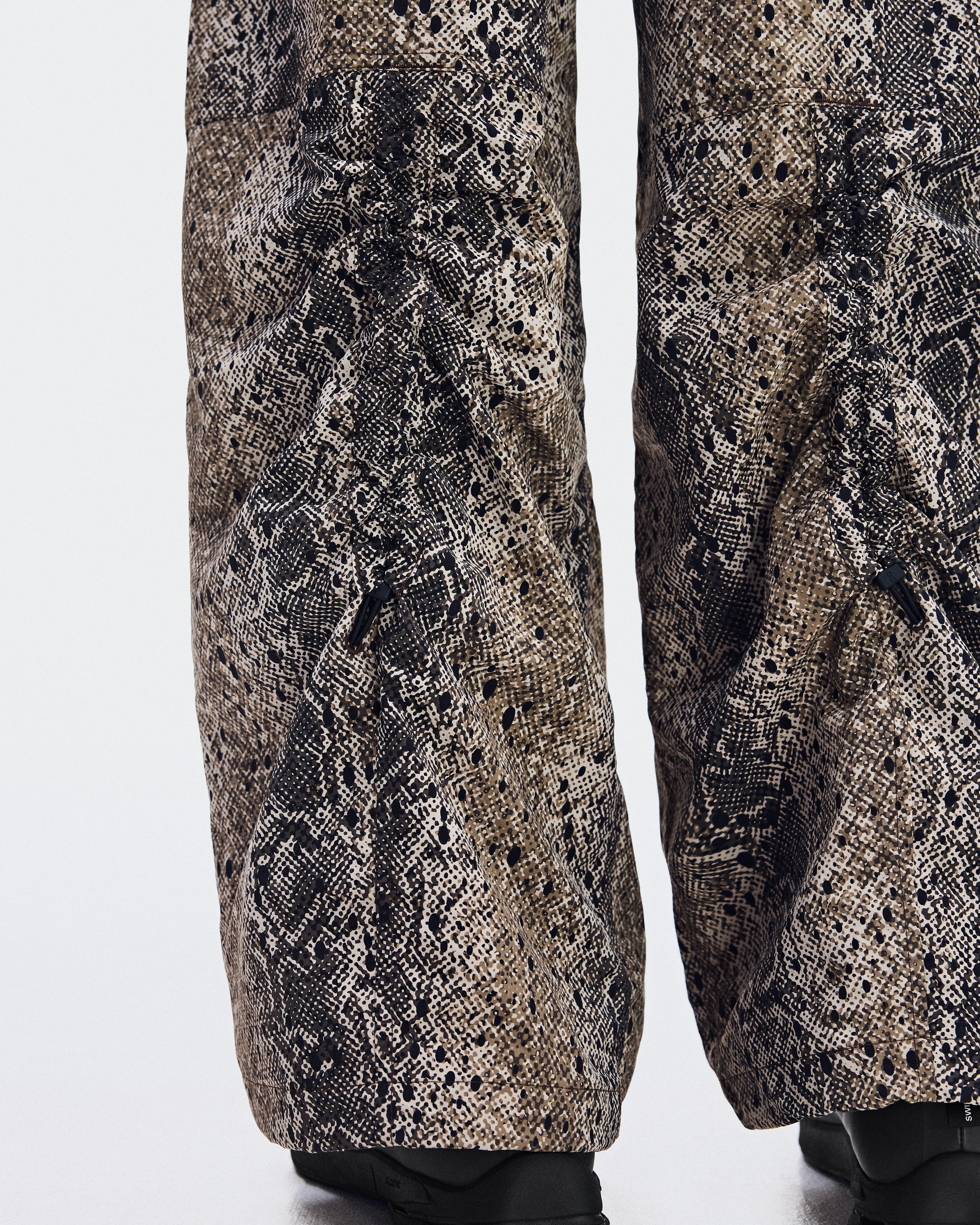 On Parachute Pants Antler & Black Women Pants