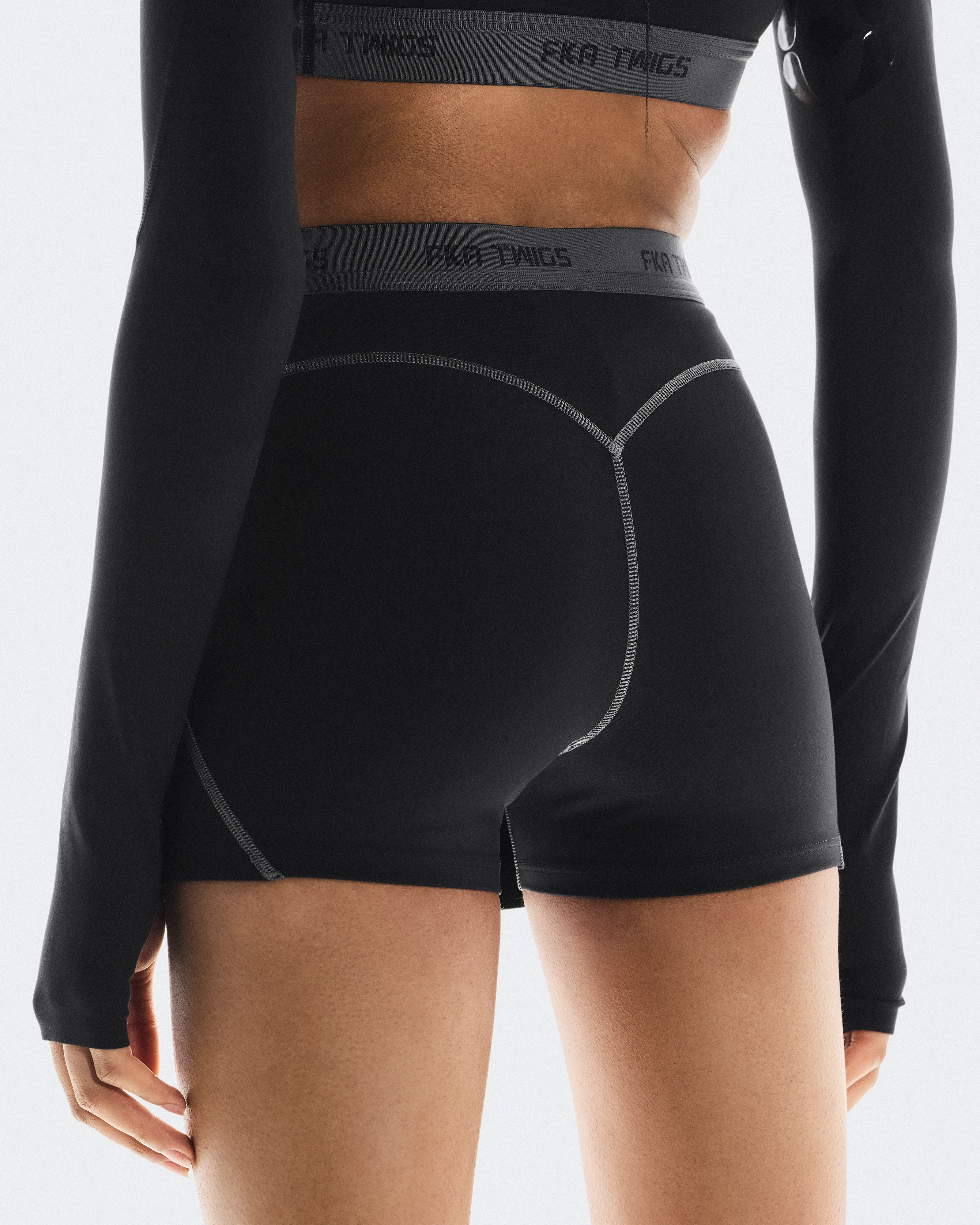 On STUDIO SKORT FKA Black Damen