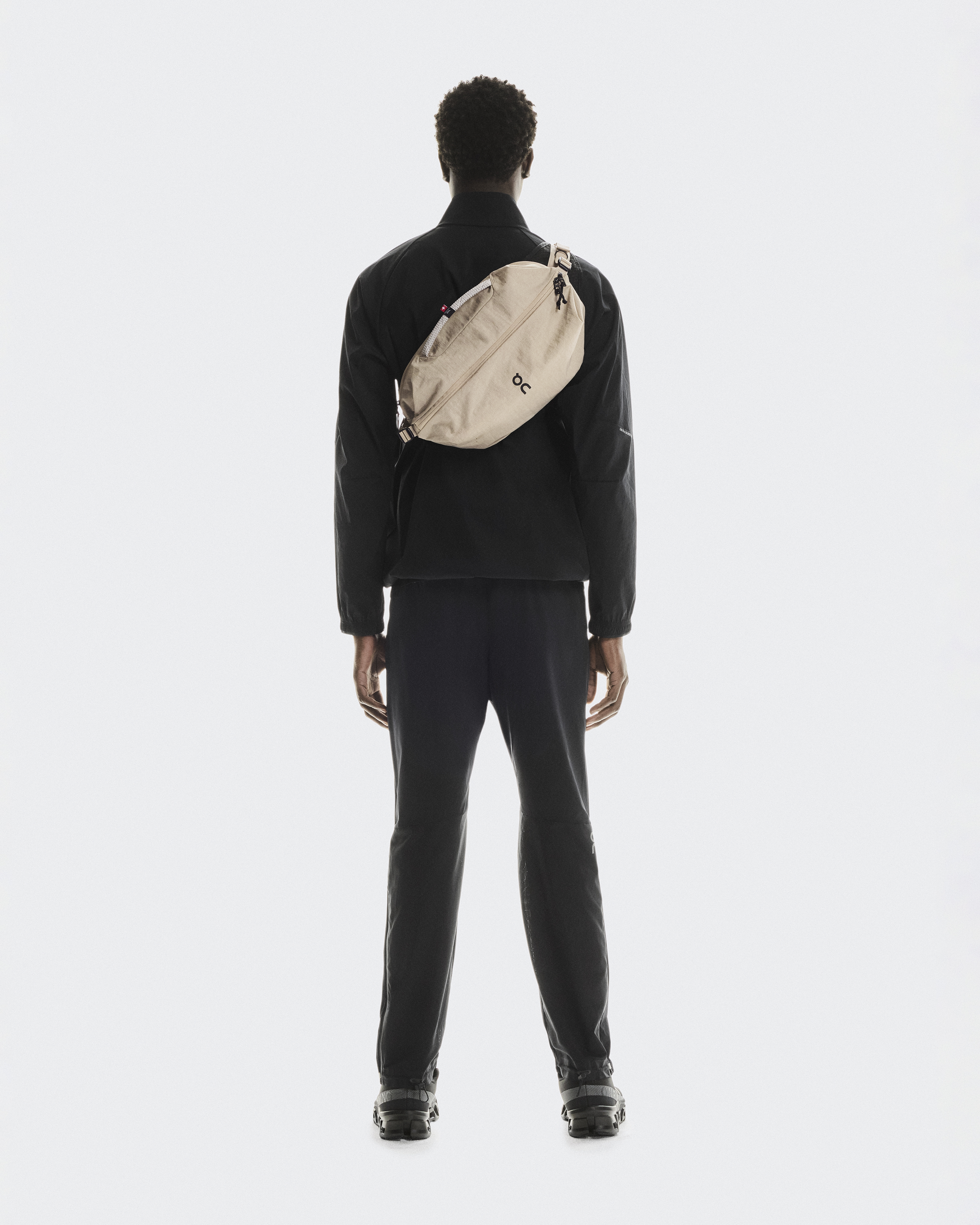 Sling Pack 9L | Beige & Black | On United Kingdom