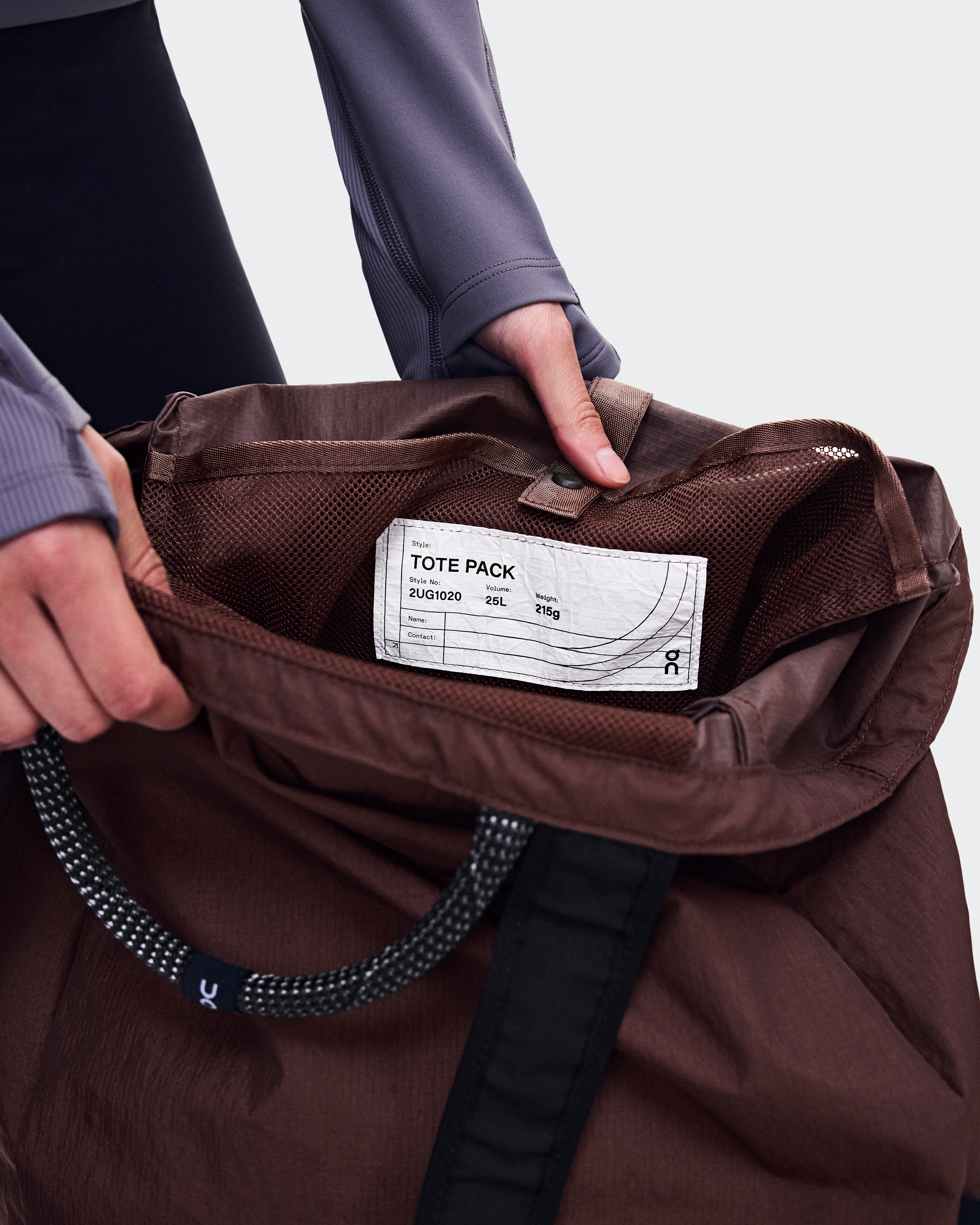 On Tote Pack 25L Cacao & Black Unissex Bolsas e mochilas