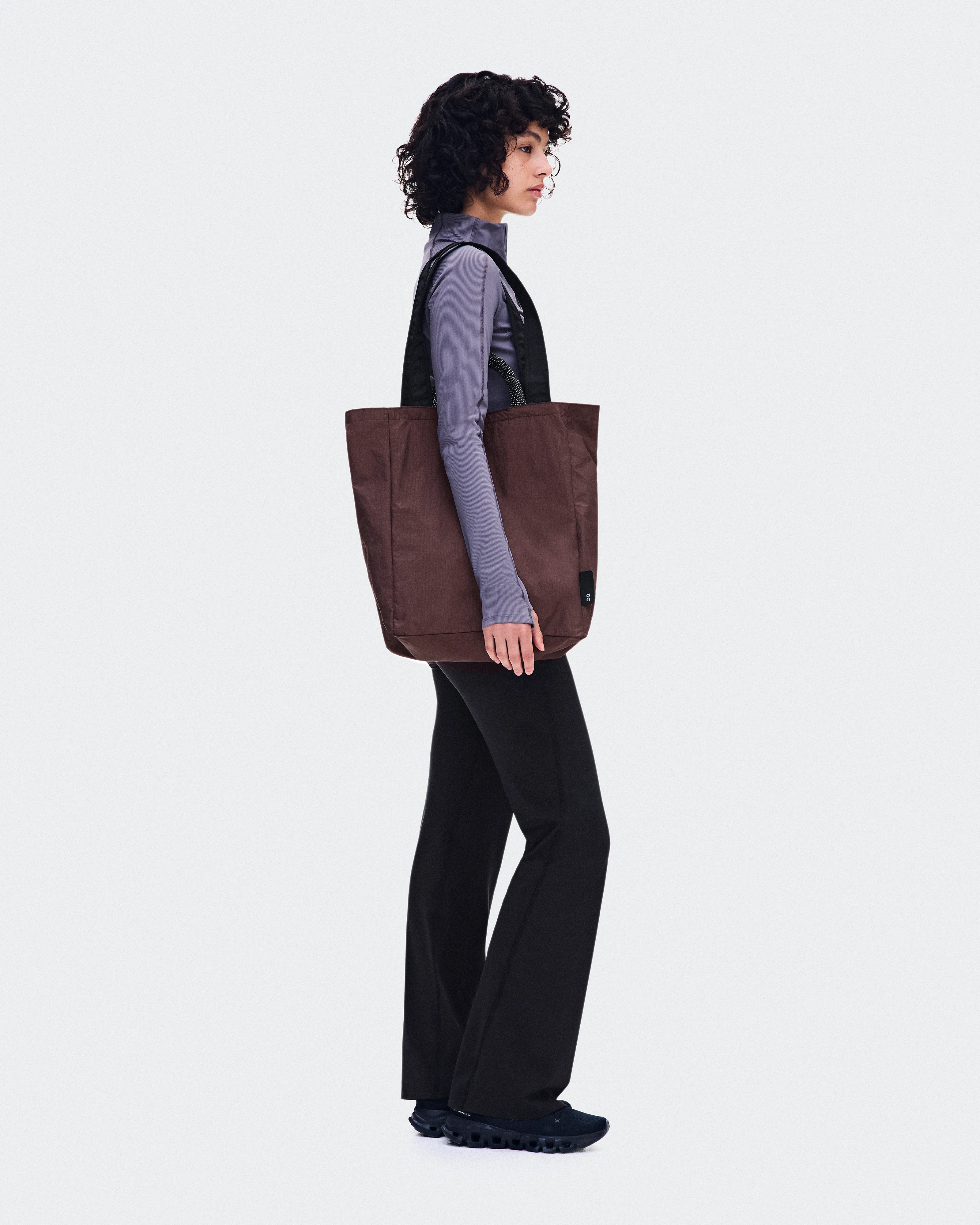 On Tote Pack 25L Cacao & Black Unissex Bolsas e mochilas