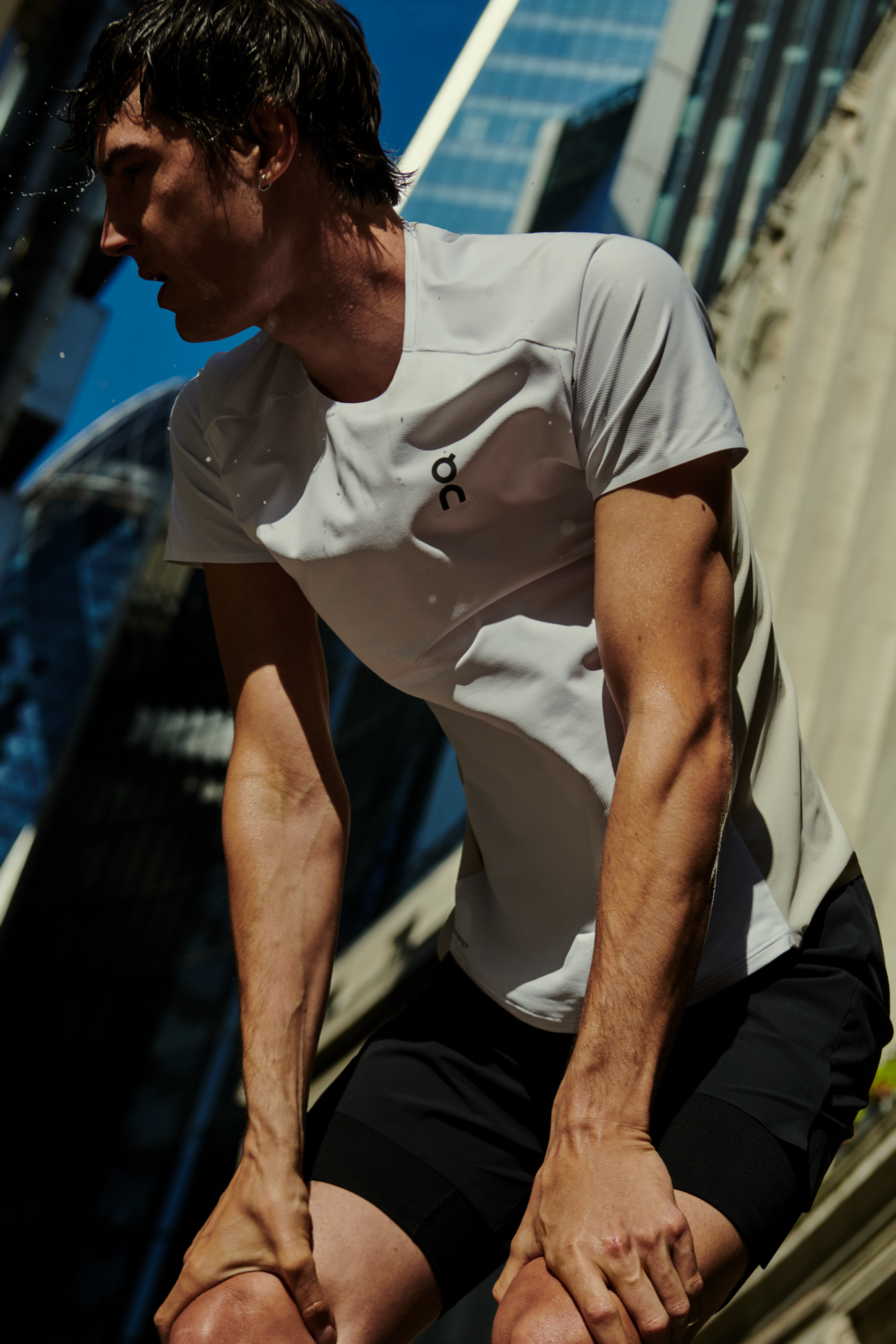 Un uomo riprende fiato dopo un lungo allenamento all’aperto.