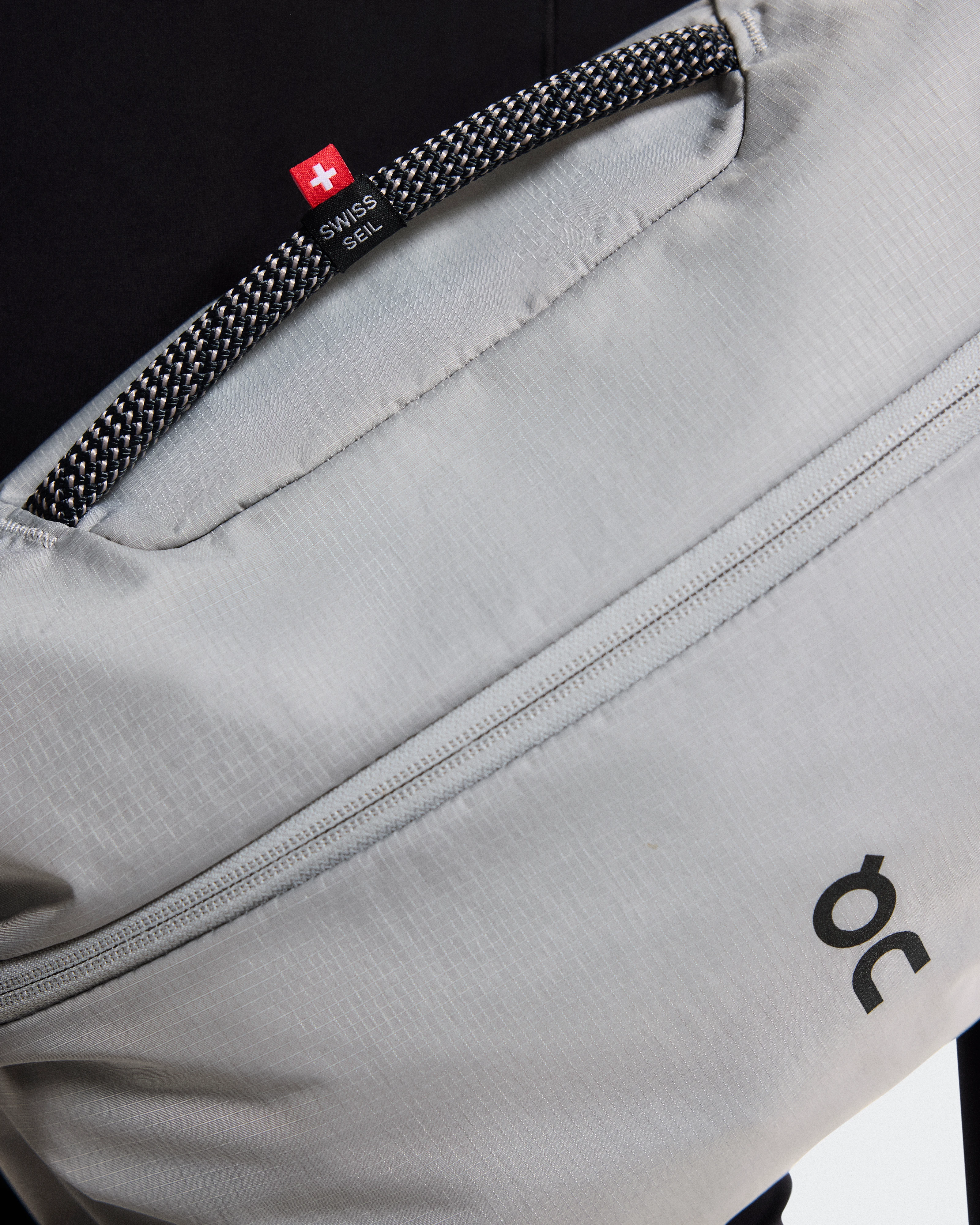 On Sling Pack 9L Glacier & Black Unisex Bags