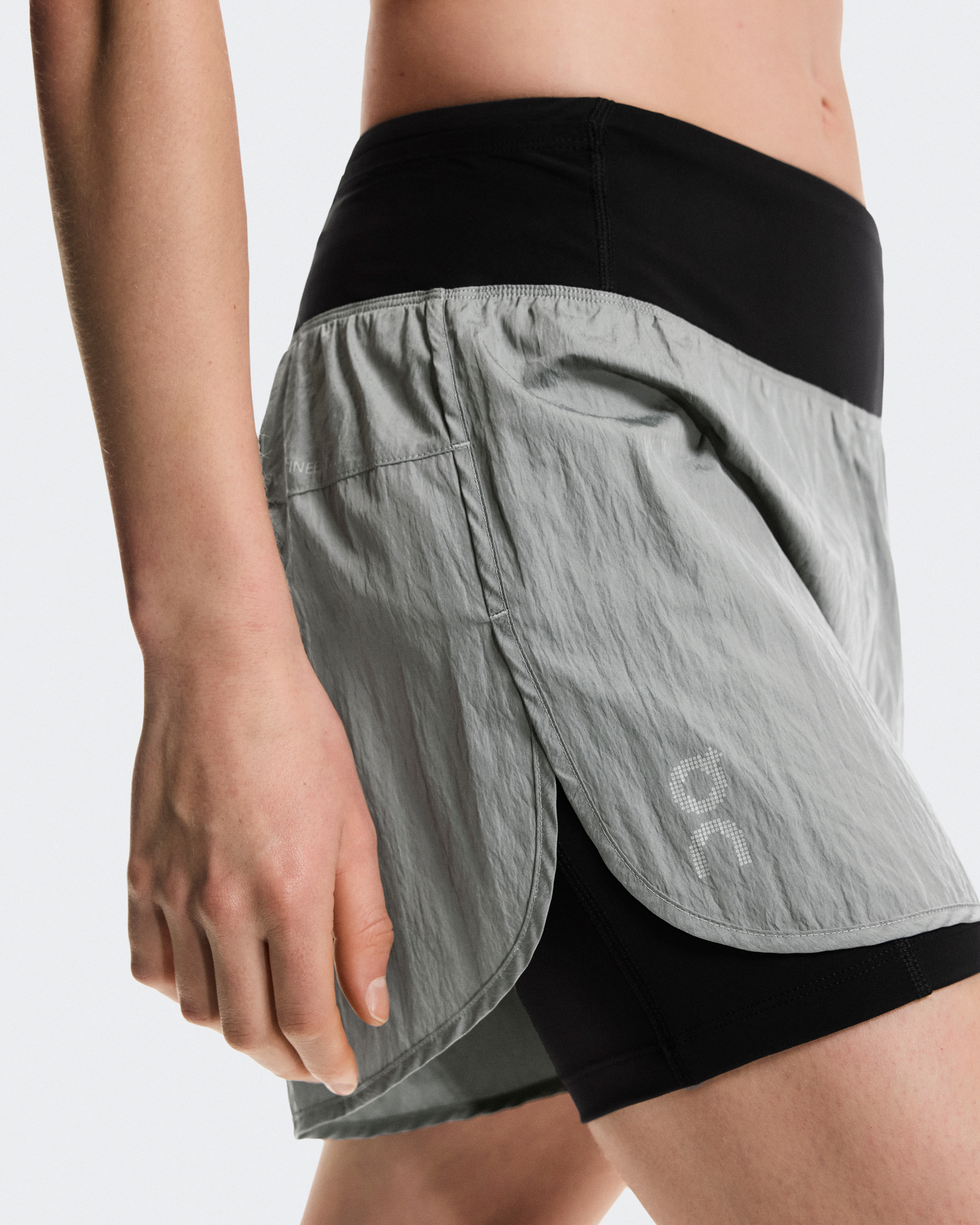 新品未使用！レディースＭ　Performance Volt Shorts グレー ウィメンズ Performance Volt Shorts | グレー | On 日本