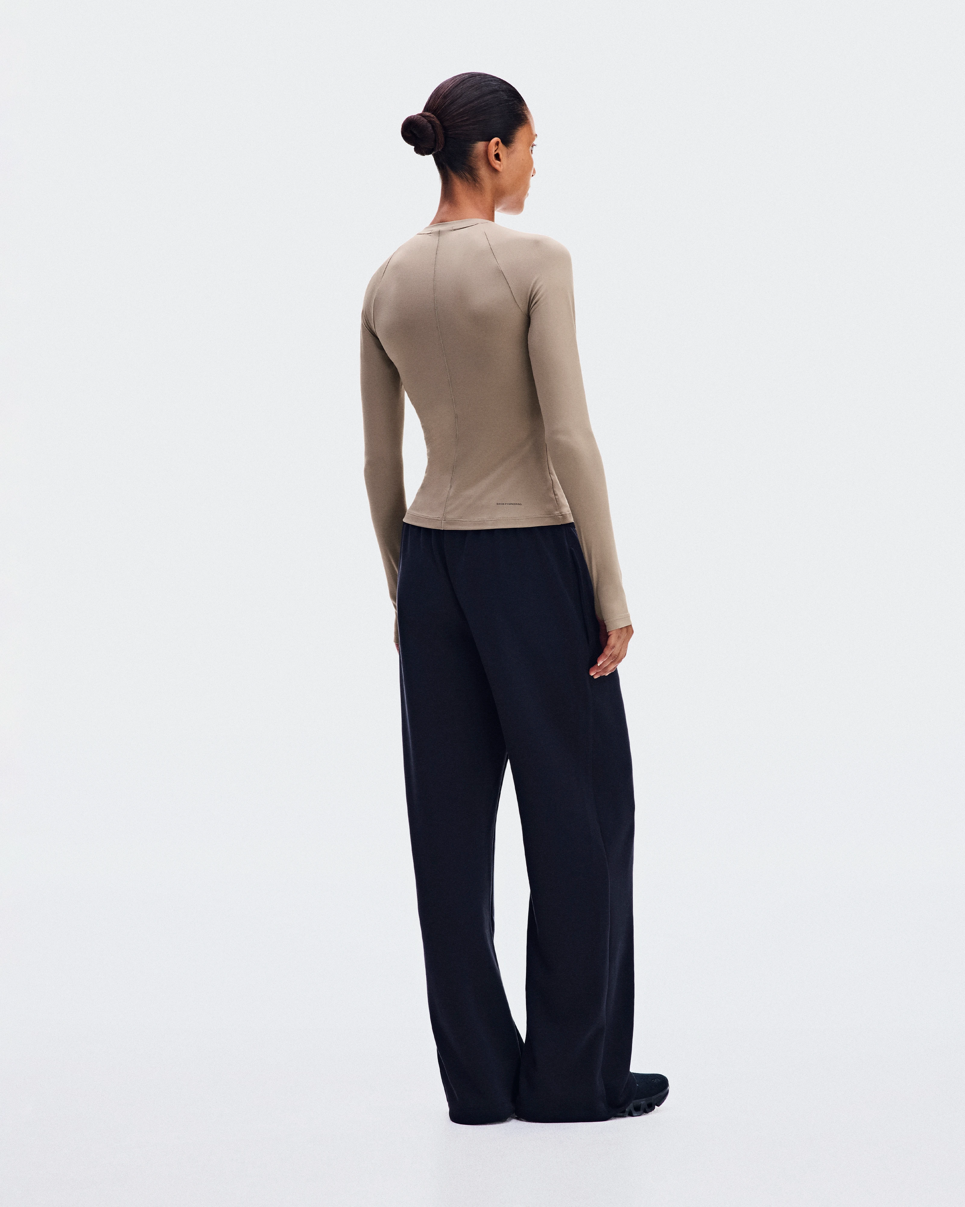 On Studio Long-T Clay ウィメンズ – 低負荷のトレーニング トップス＆Tシャツ