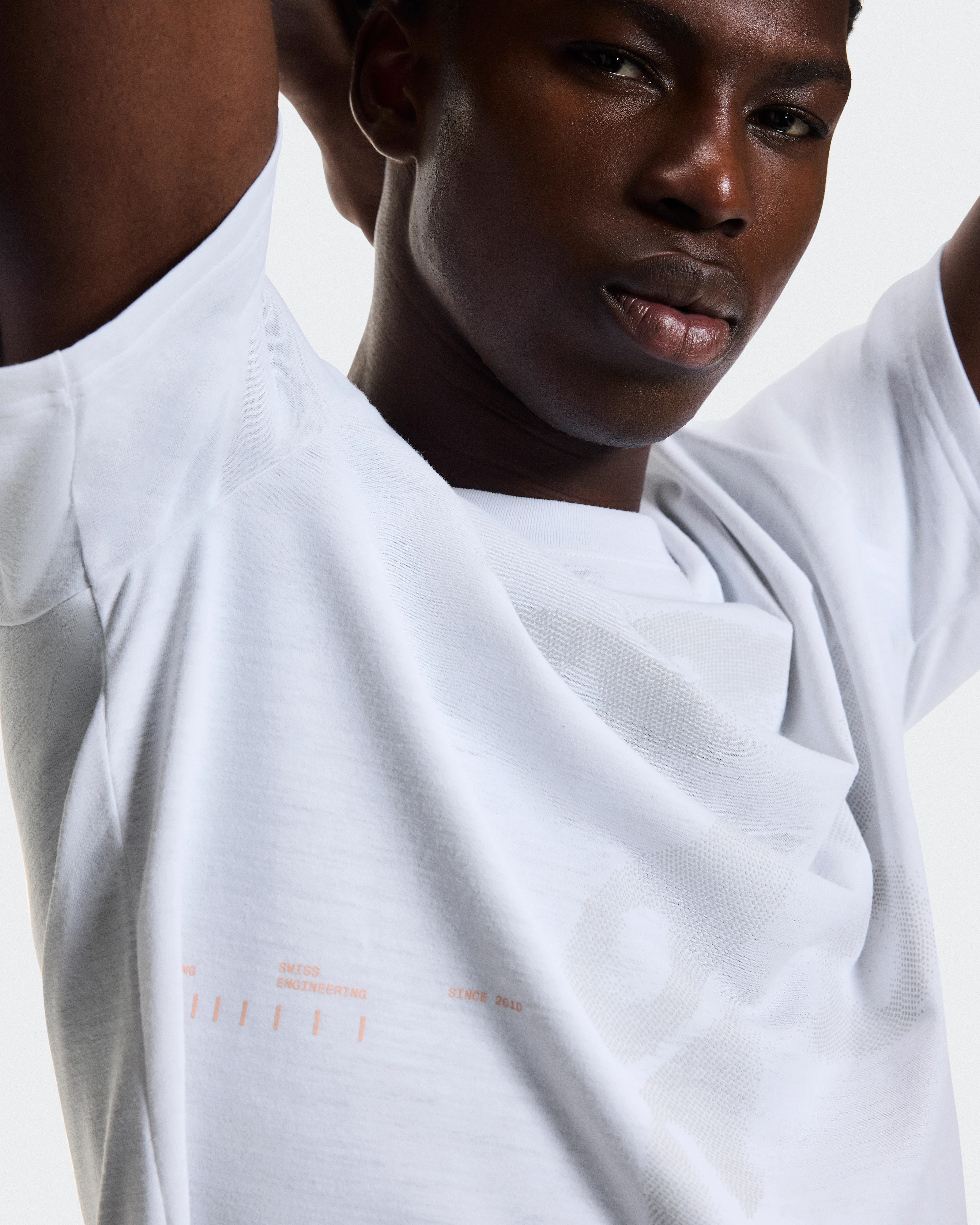 On Core Volt-T White Men Tops and t-shirts