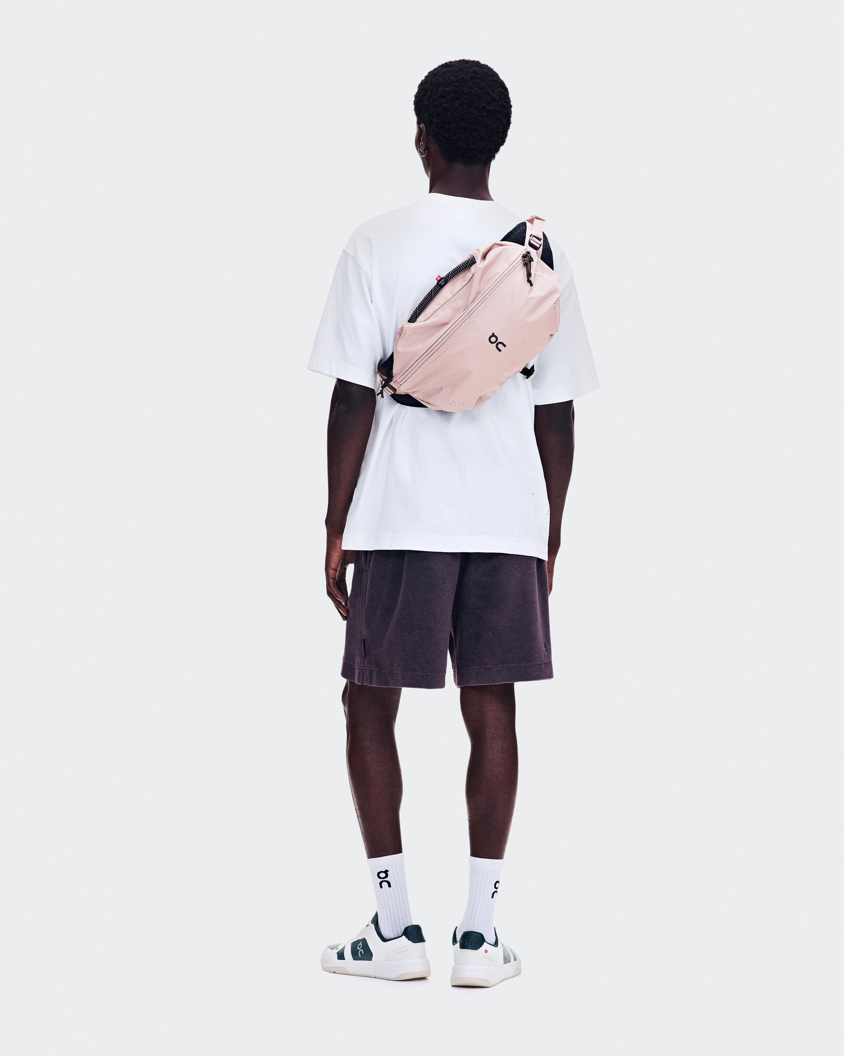 On Sling Pack 9L Biscuit & Black オールジェンダー バッグ