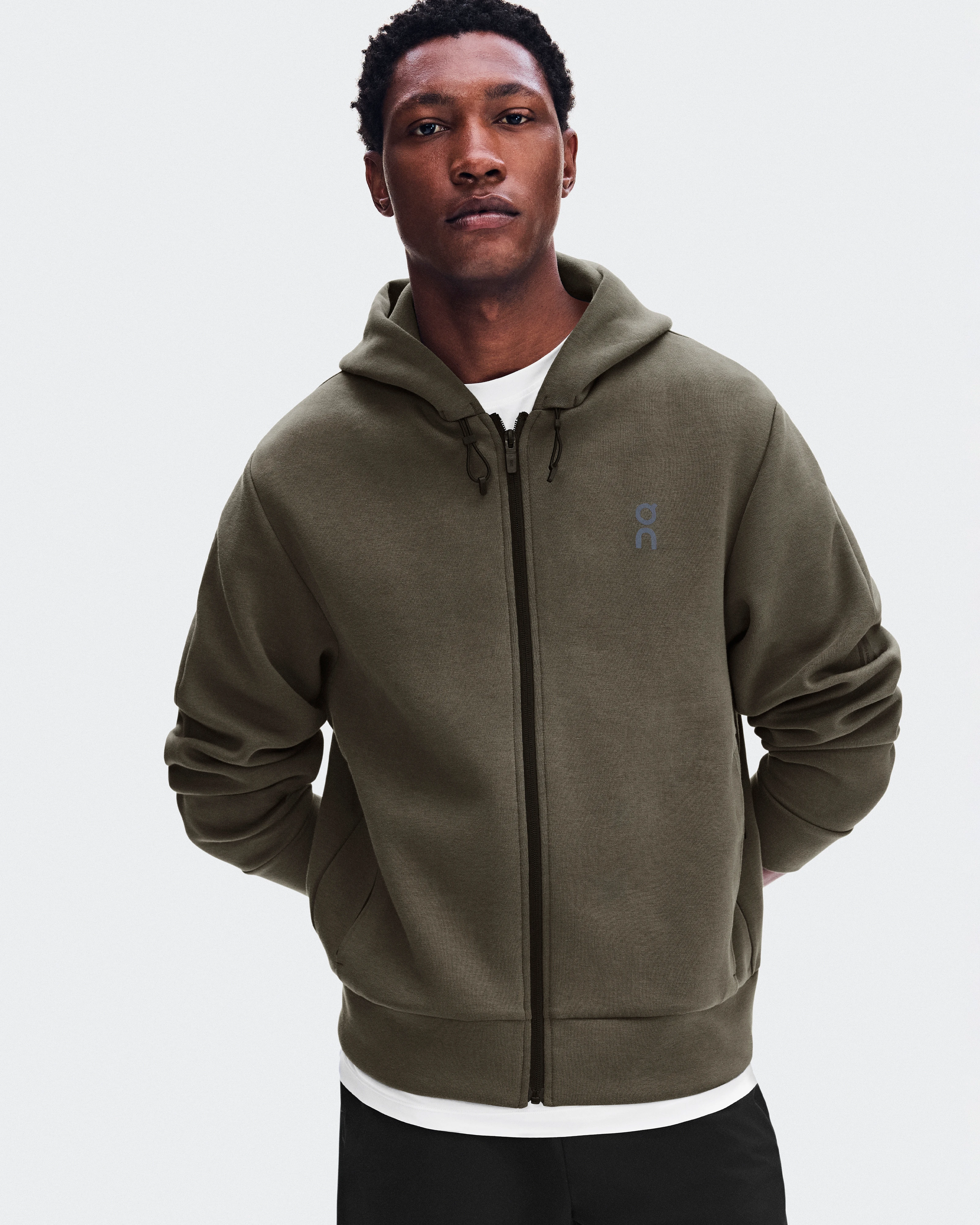 On Focus Tech Zip Hoodie Bark メンズ – オールデイ　トラベル　トレーニング フーディ＆スウェットシャツ