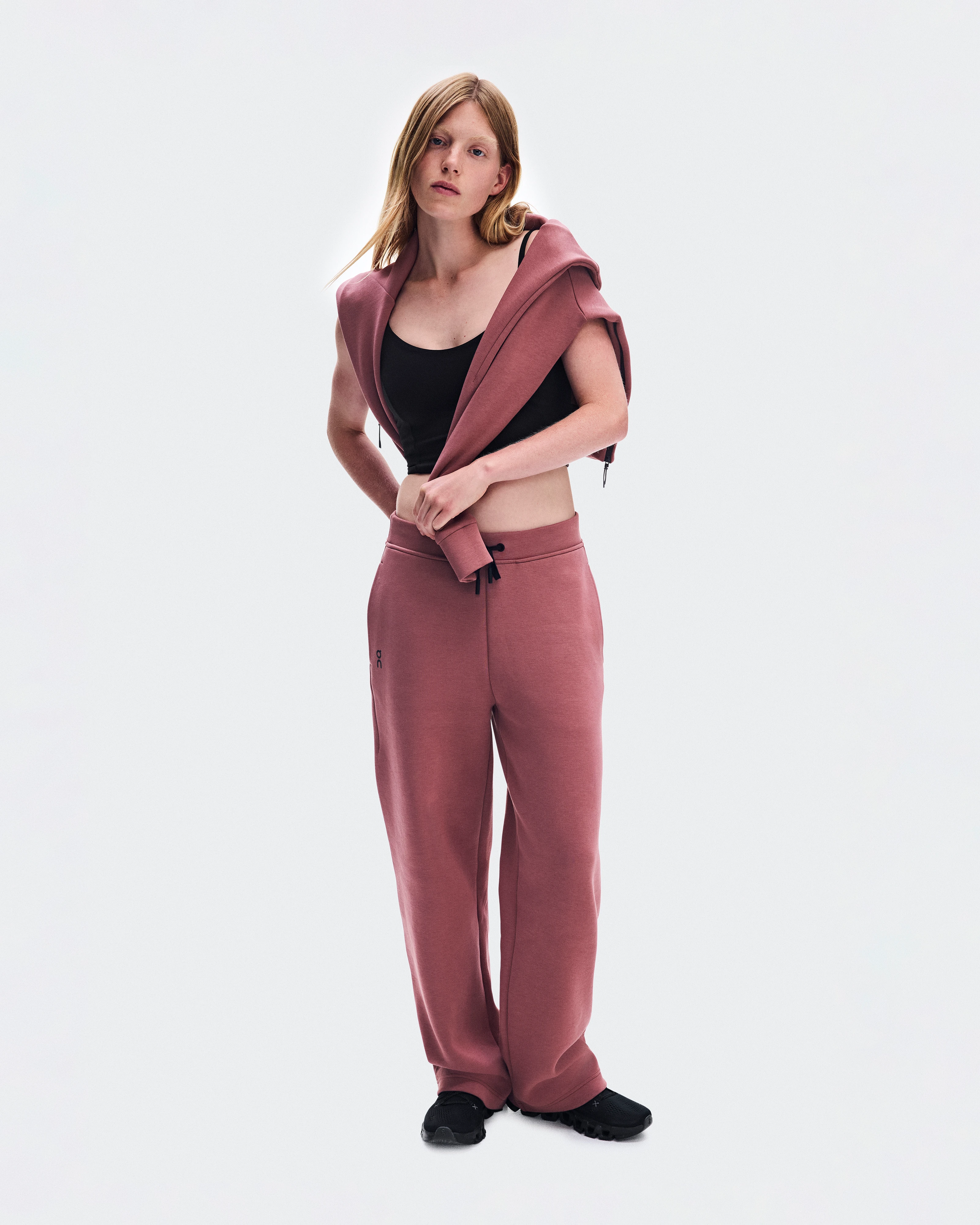 On Focus Tech Sweatpants Barberry Women Pants
