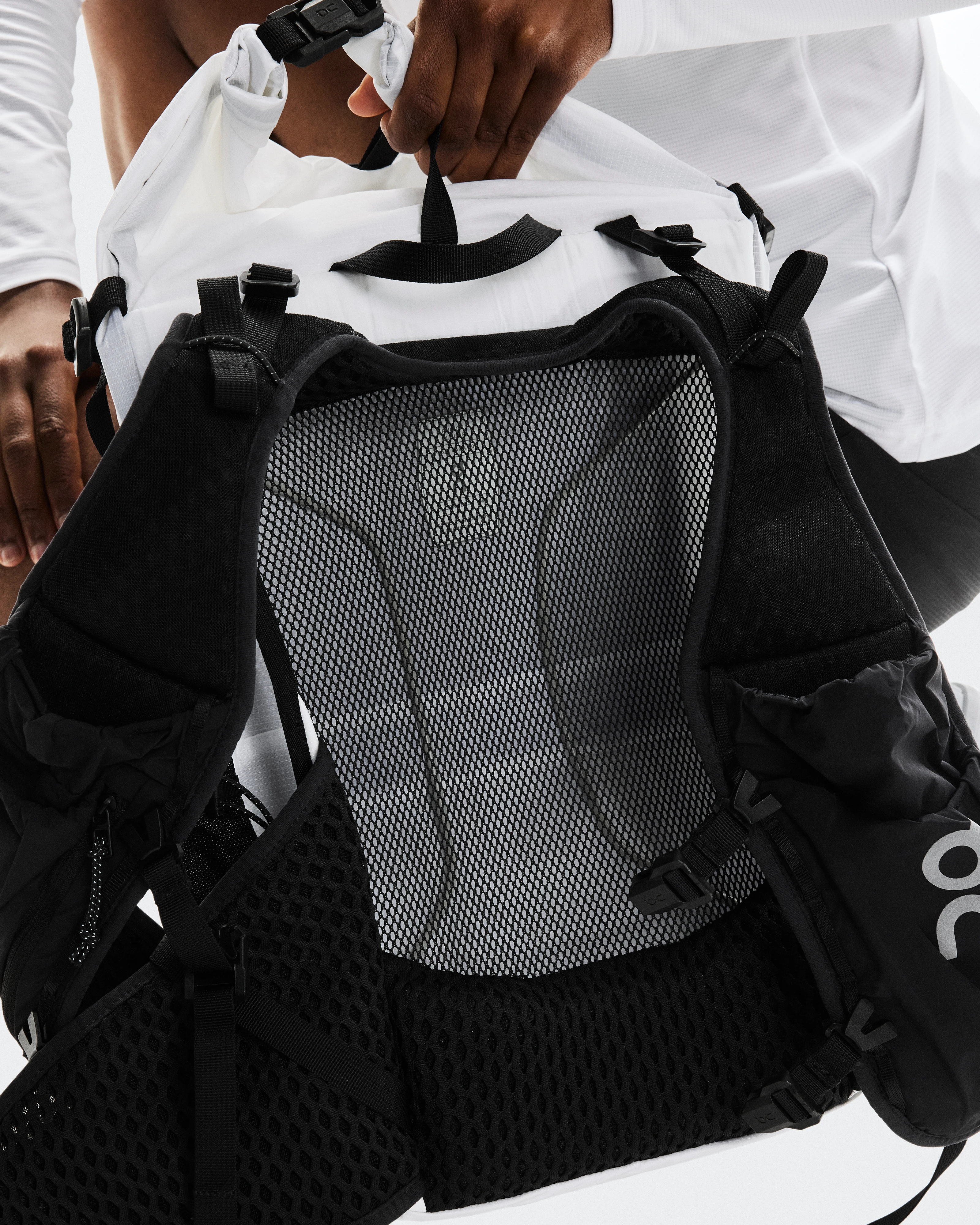 On Trail Pack 20L White & Black Unisex Bags