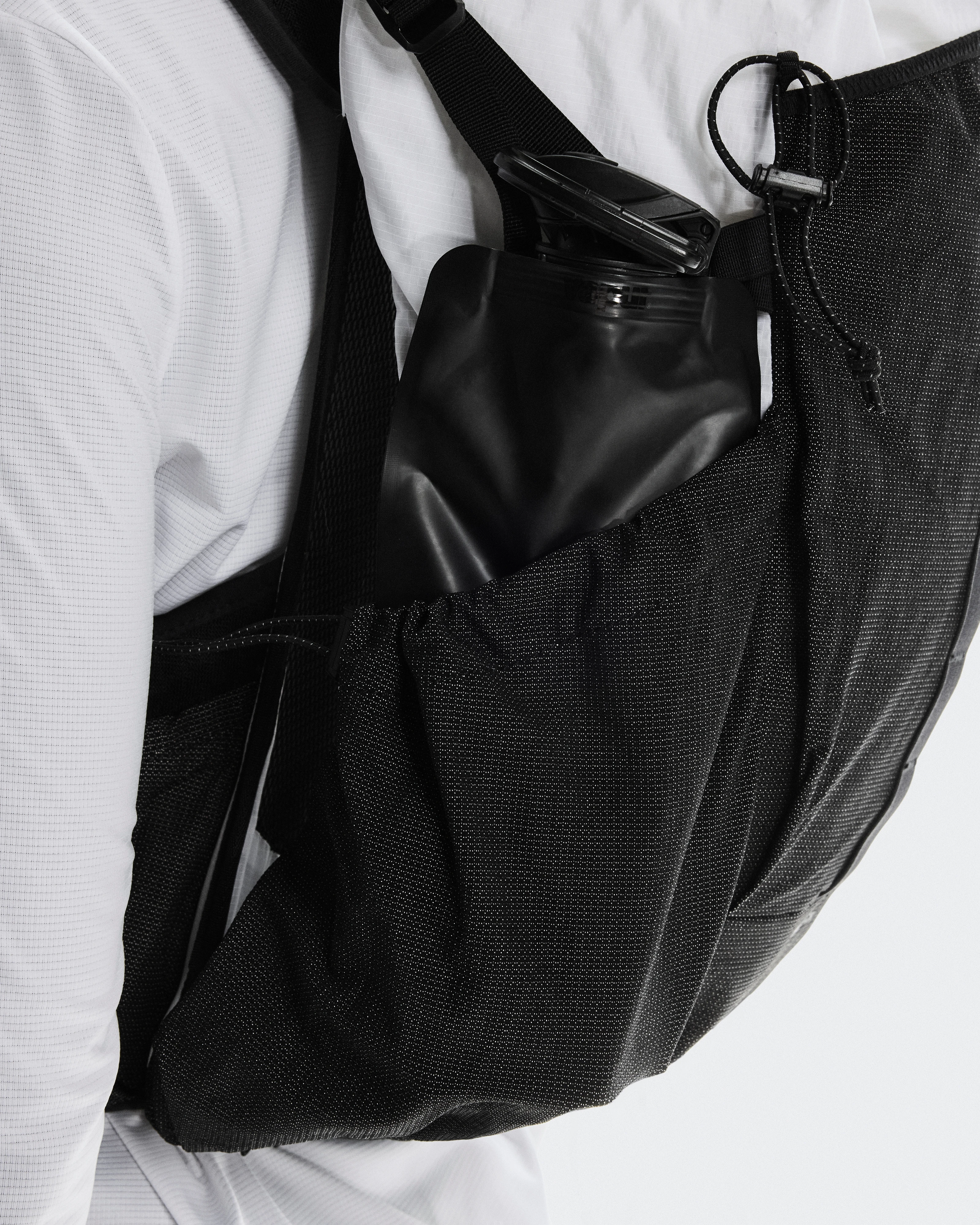 On Trail Pack 20L White & Black Unisex Bolsas