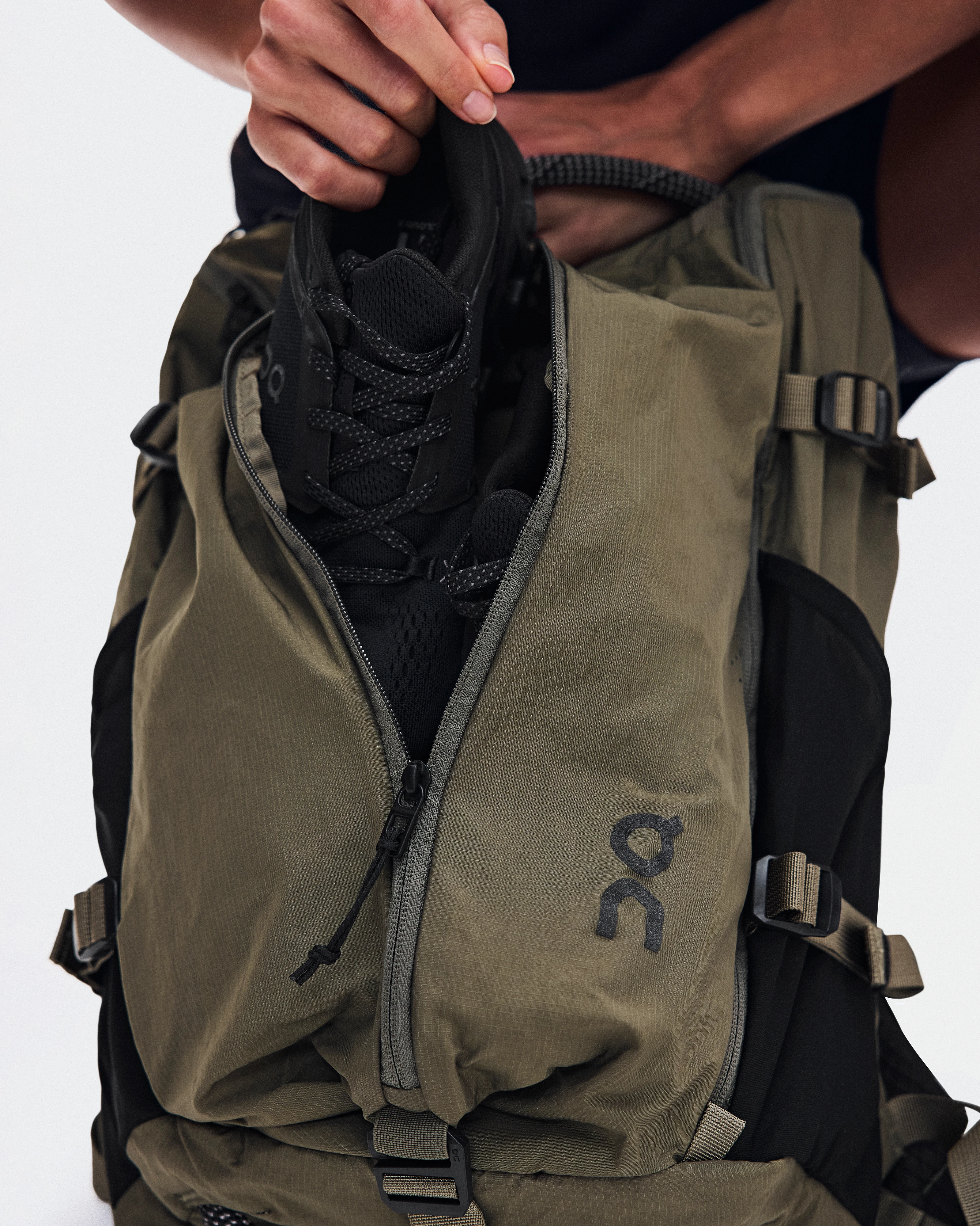 On Speed Pack 30L Olive & Black Unisex Bags