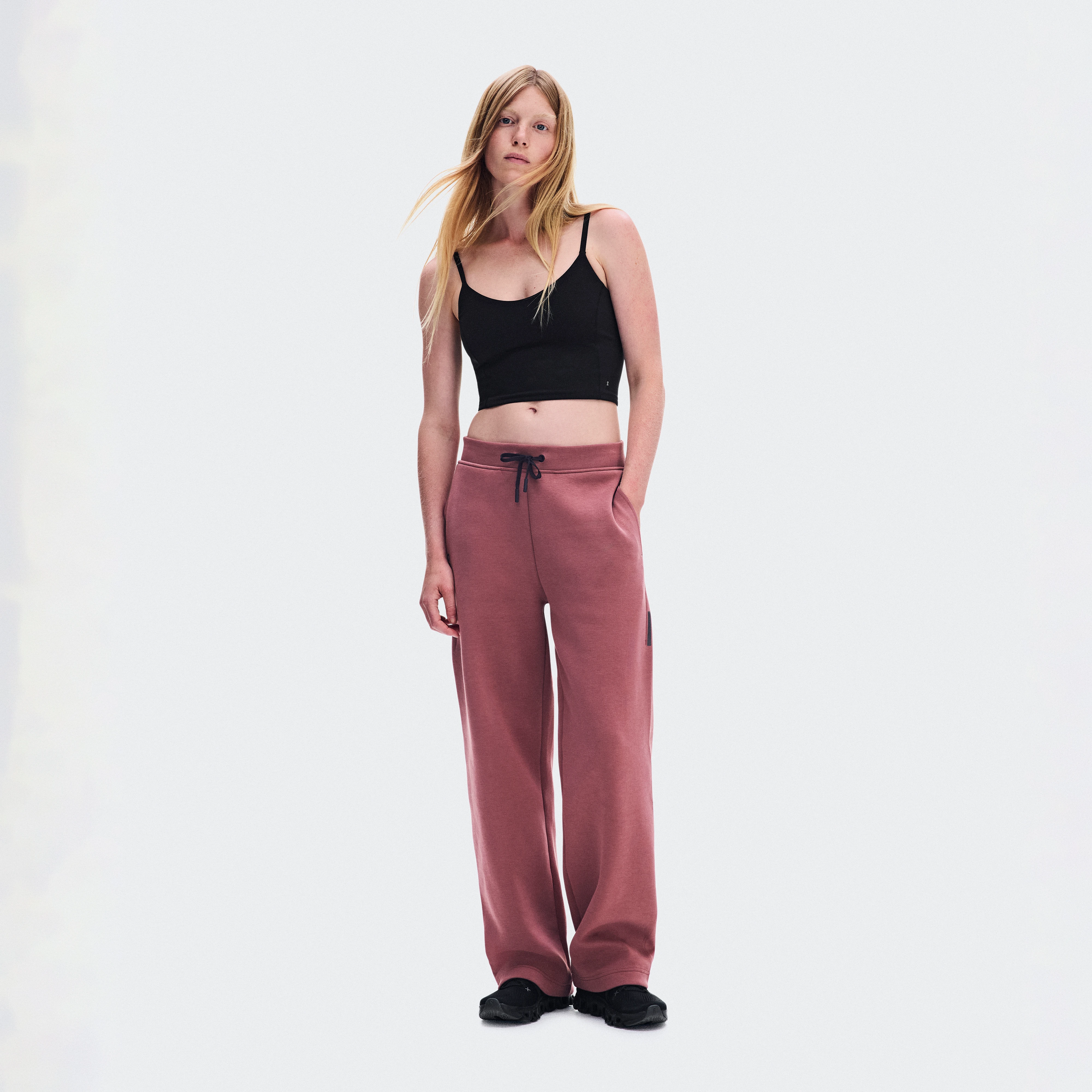 On Focus Tech Sweatpants Barberry Women – All-day wear, travel, training Pants