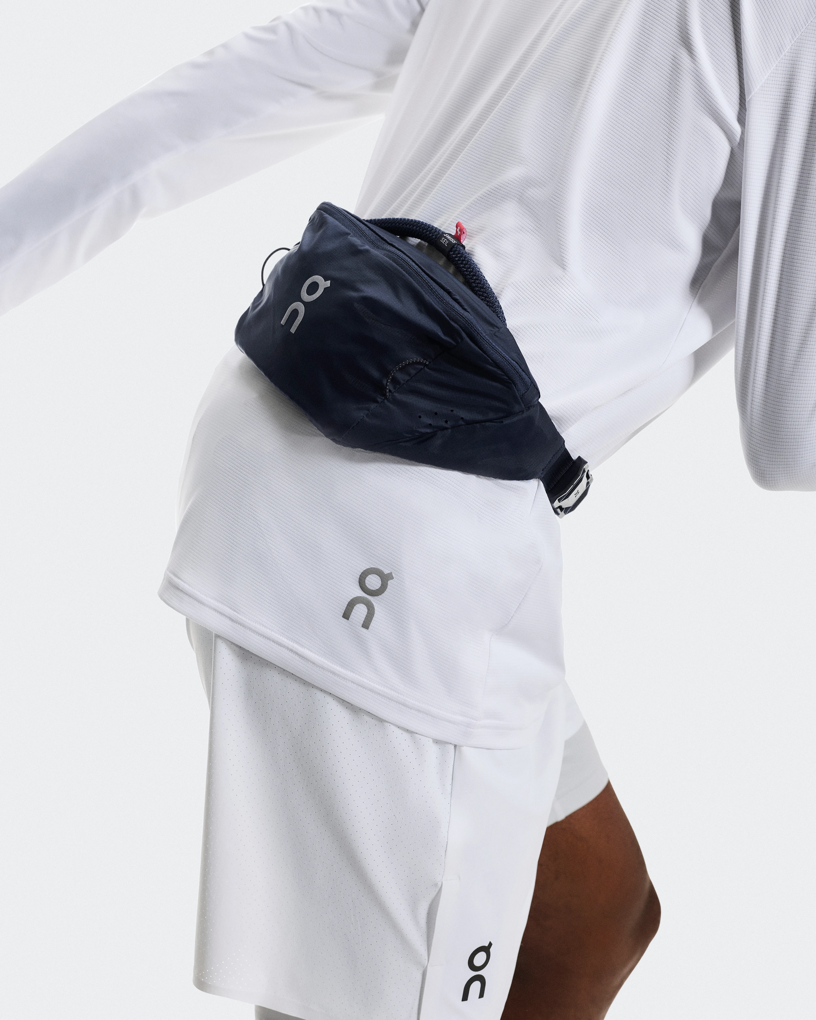 On Waist Pack 2L Lite Navy オールジェンダー バッグ